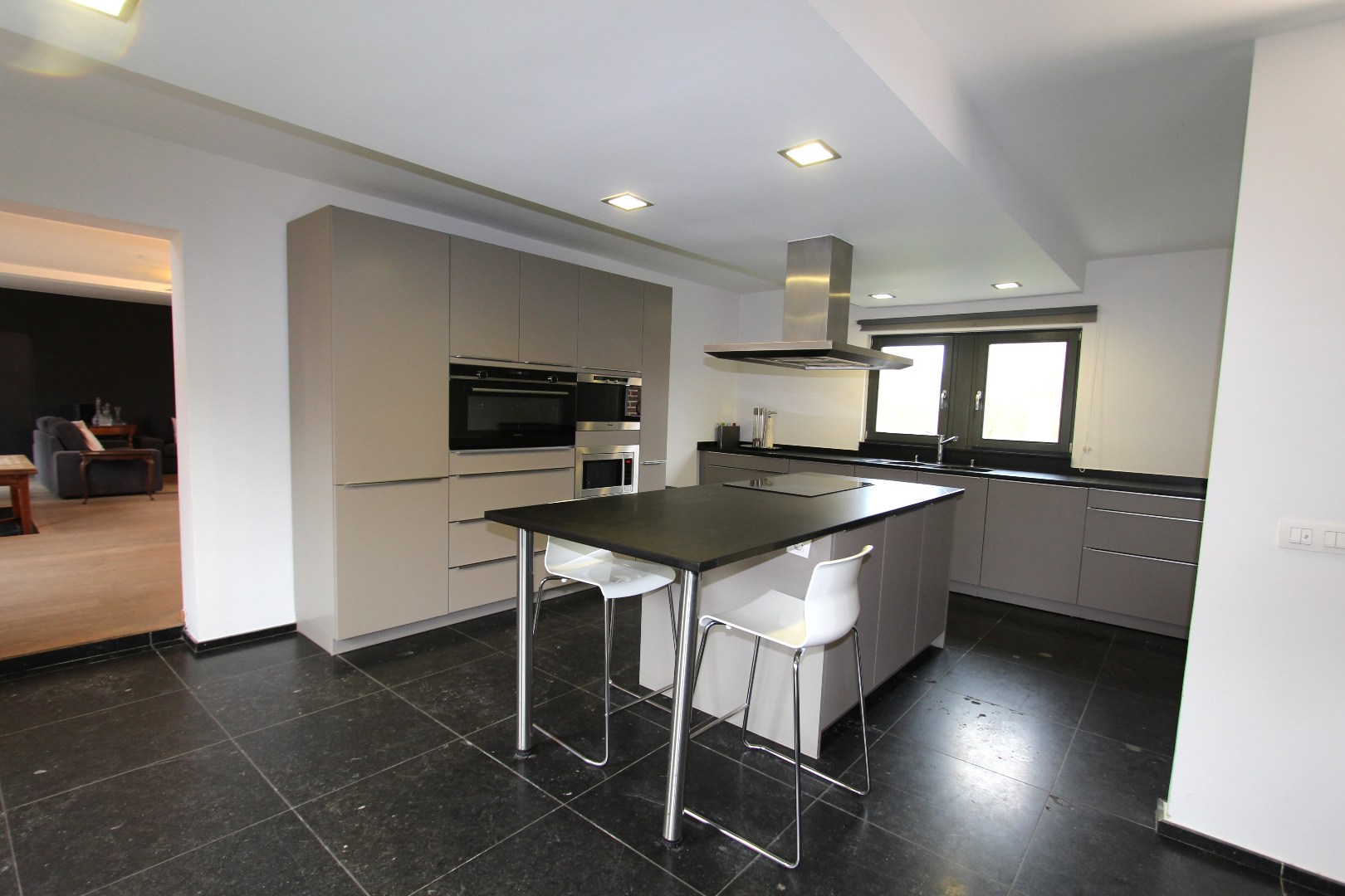 RUIME WONING VAN 390 m² MET GROTE TUIN EN ZWEMBAD 