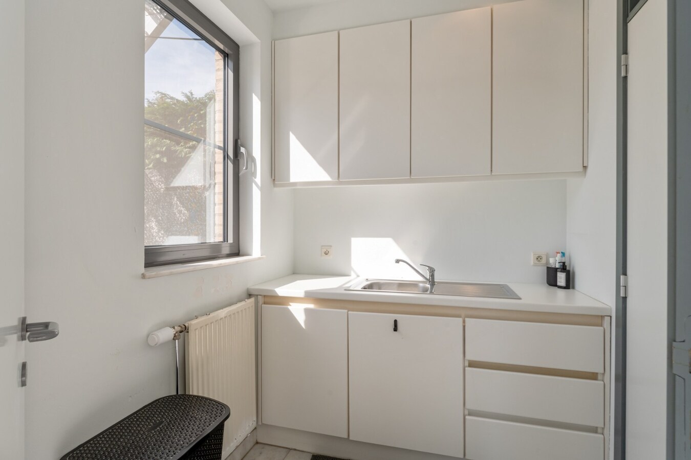 Zeer ruime, goed afgewerkte woning met diverse mogelijkheden nabij het centrum van Maaseik! 