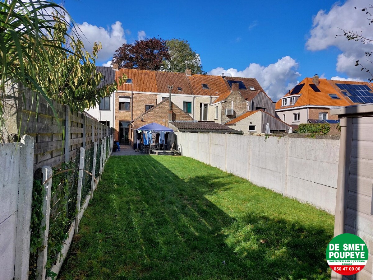 Verzorgde rijwoning op centrale ligging. 