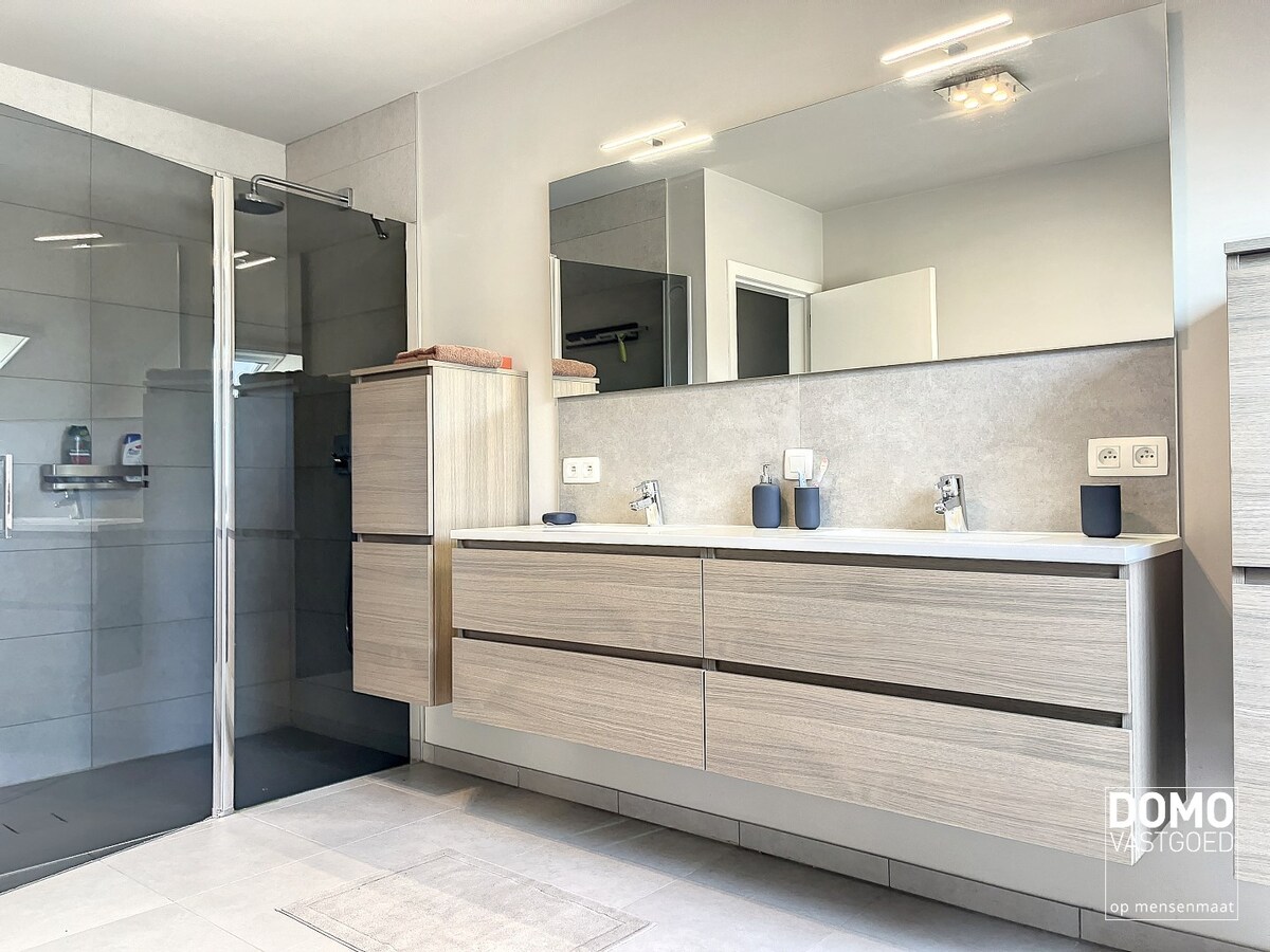 Luxe duplex appartement met terras, garage en 2 slaapkamers in Beverst - Volledig bemeubeld. 