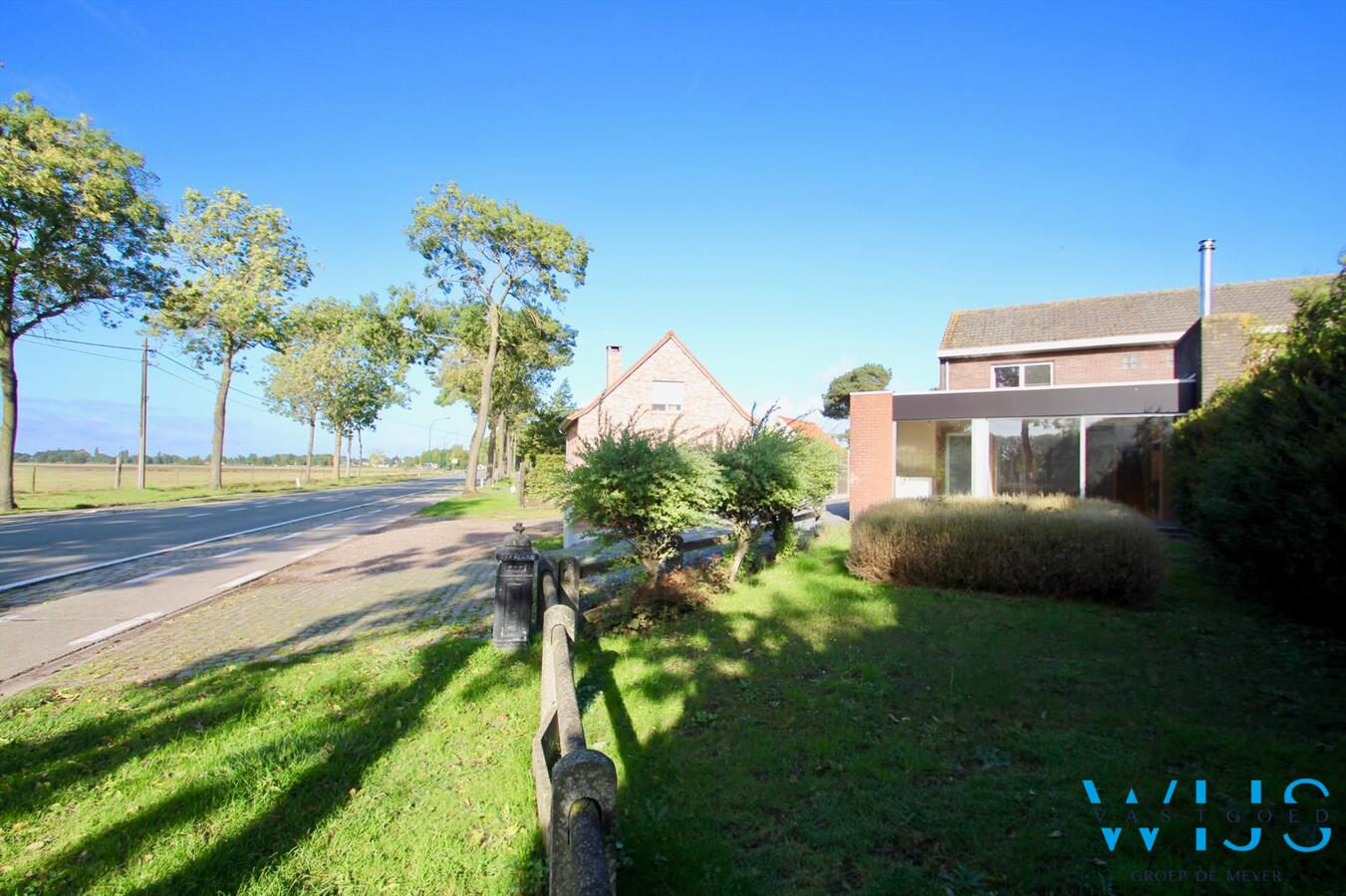 Vlot te renoveren woonhuis op een ruim perceel van 1130 vierkante meter te OOSTEEKLO ! 