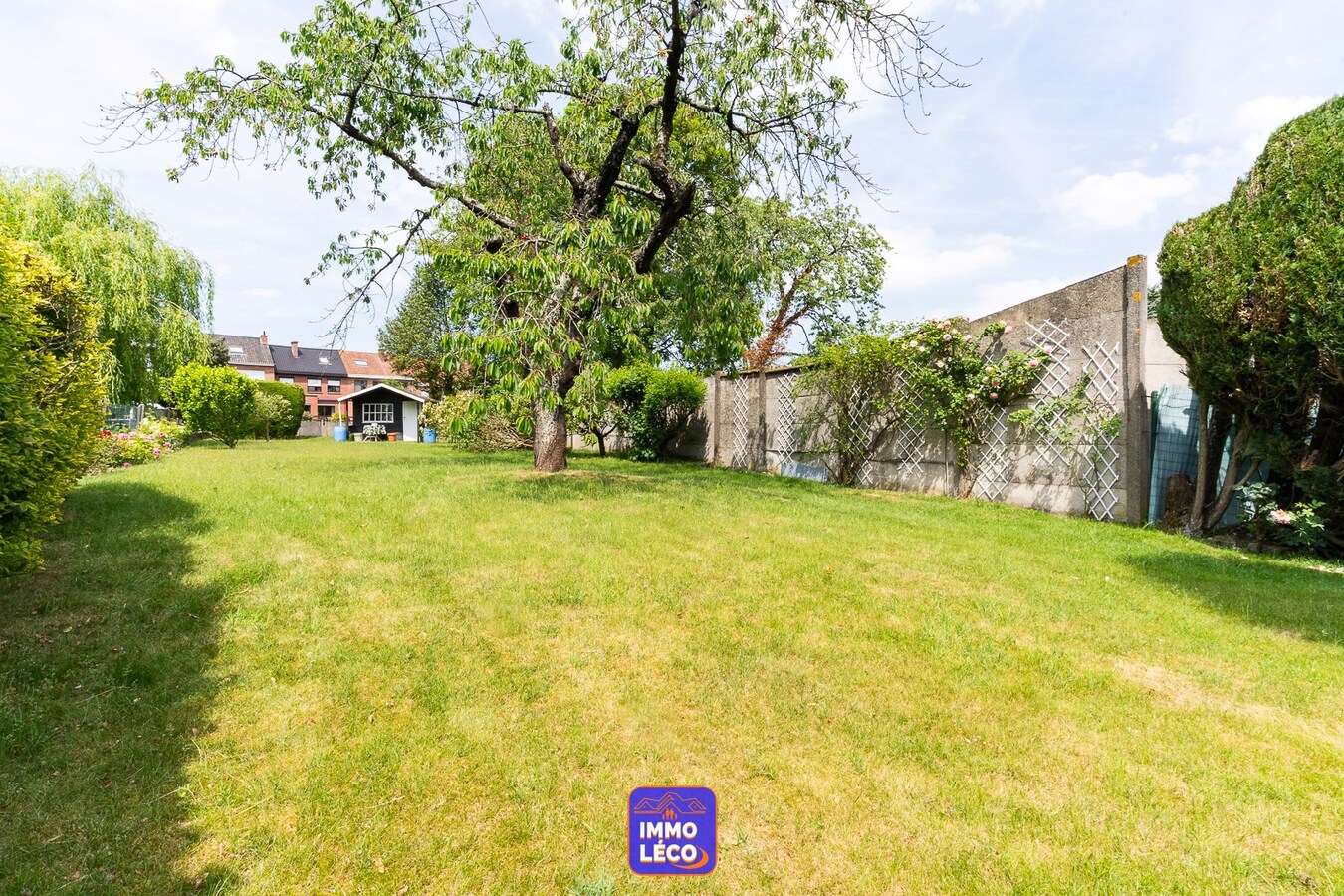 Villa érigée sur 1436m² avec garage, parking et grand jardin, secteur prisé "La Coquinie" !! 