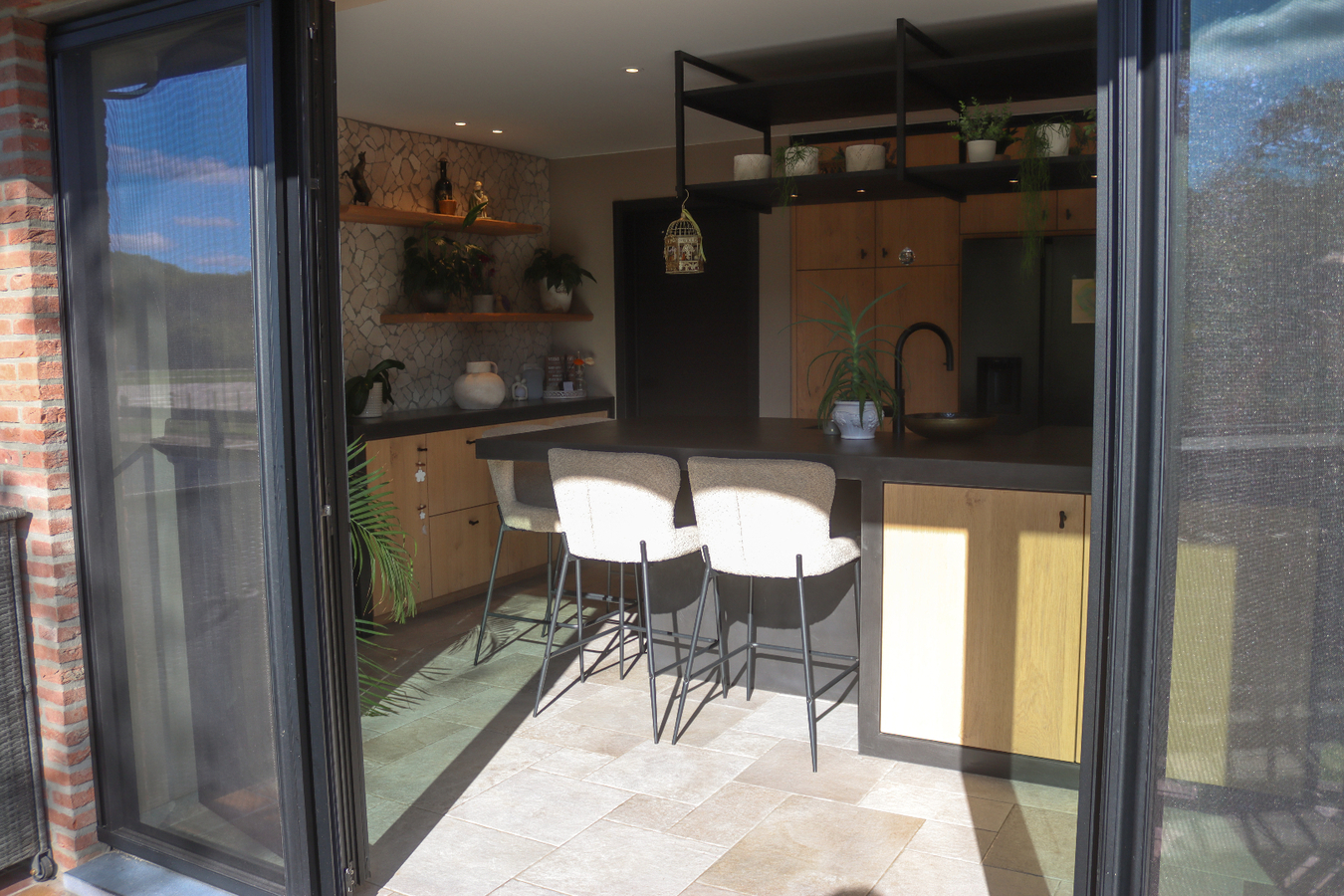 Zeer ruim (+/-550m²!) landhuis + gezellige woning met buitenpiste, paddock en weides op ca. 2ha met vergunning stalgebouw 200m² 