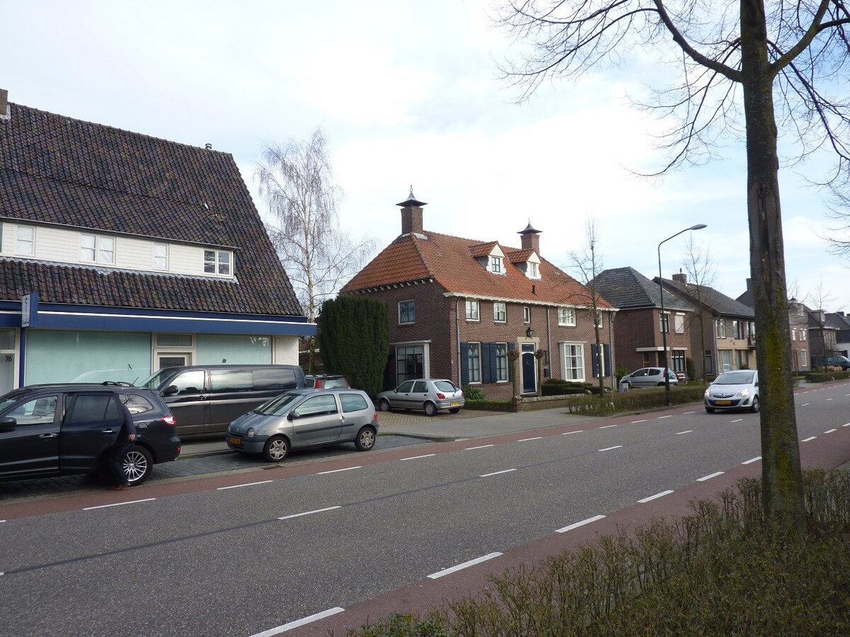 Voormalige winkel/dierenartspraktijk en woning gelegen op een kavel van 865 m2 aan de Sniederslaan 76-78 te Bladel. 