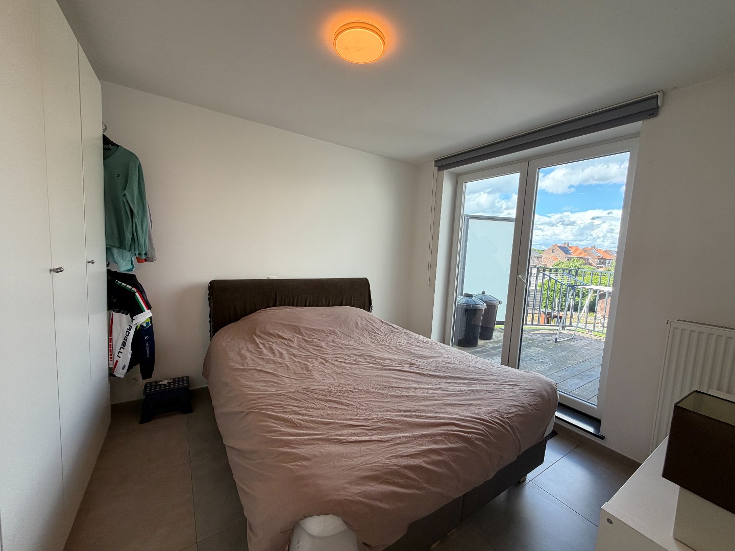 Verzorgd appartement met 2 slaapkamers, terras en garage. 