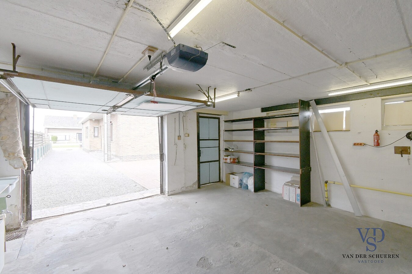 Gelijkvloerse woonst, in een residentiële wijk. 