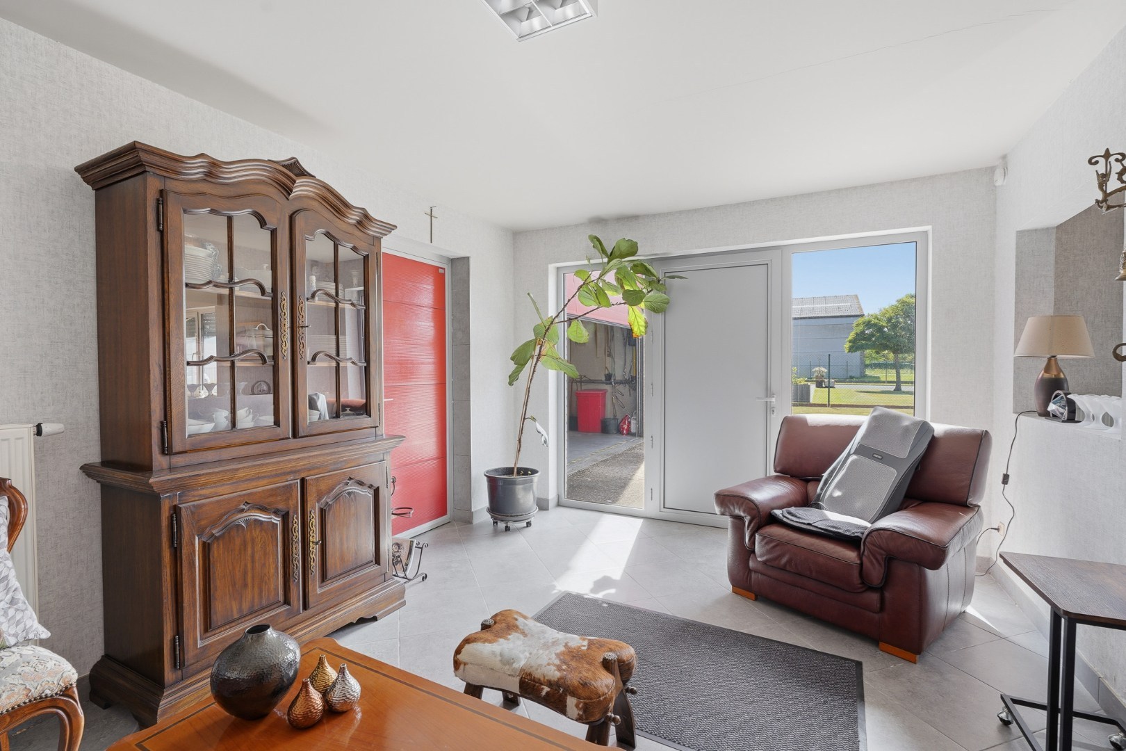 Bedrijfswoning met ruime loods van ca. 1.530 m² in de ambachtelijke zone van Eernegem 