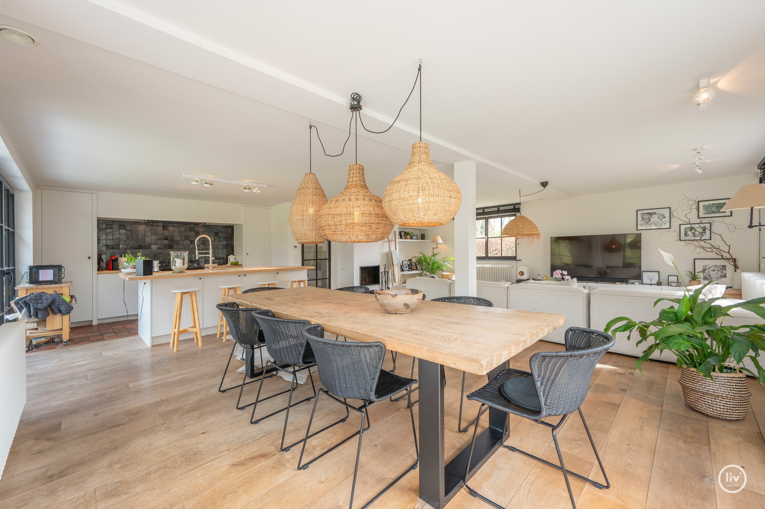 Prachtige vrijstaande villa rustig gelegen te Monikkendreef op een mooi perceel van 1000m2. 