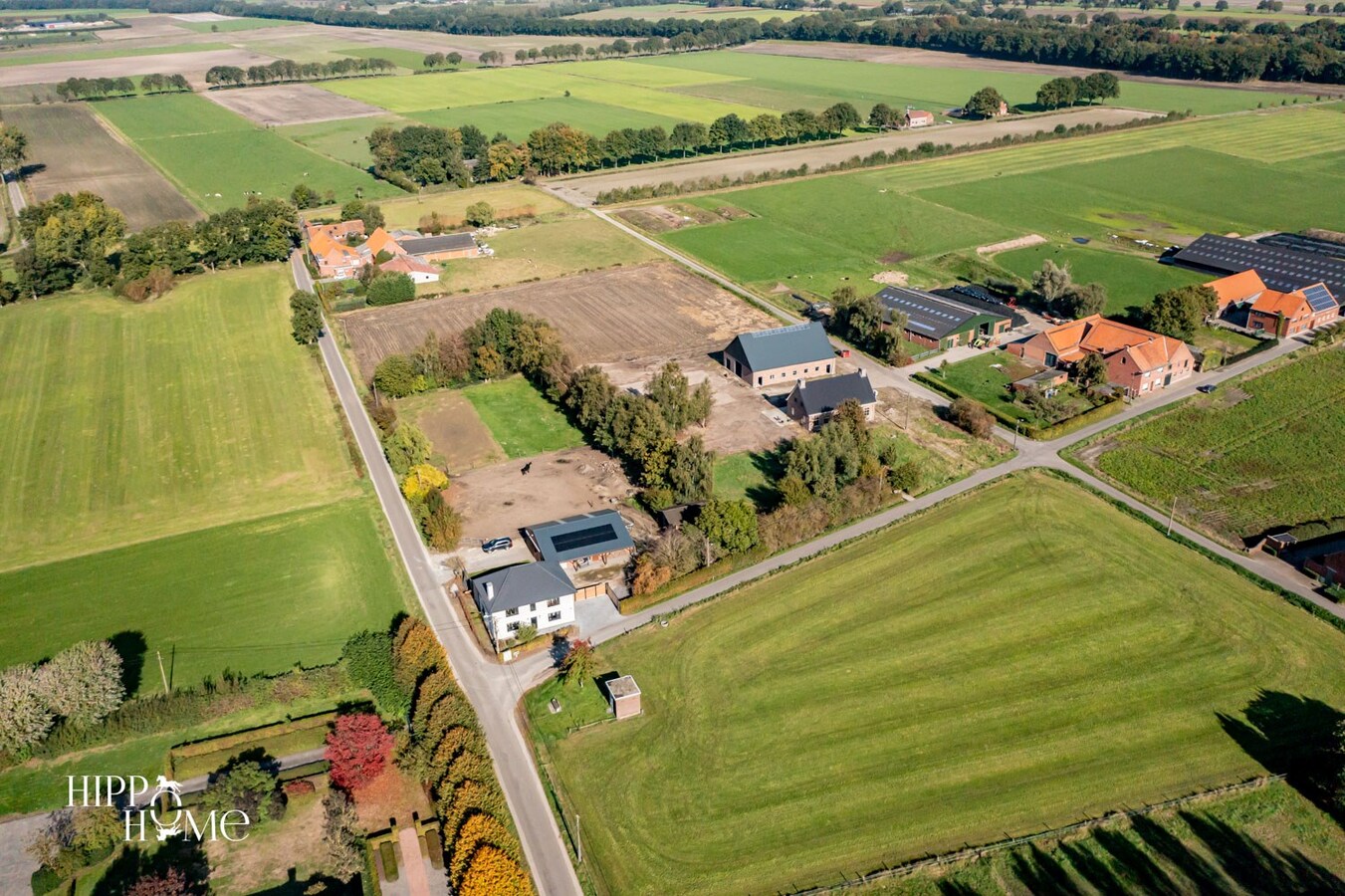 Hedendaags woning met hangar en aanpalend grasland op +/- 1,5ha 