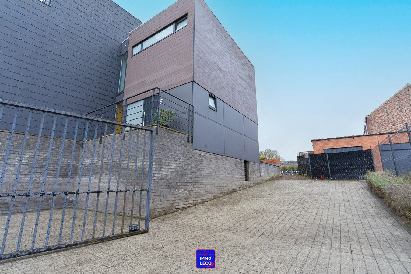 3 façades moderne avec garage, jardin, grand parking privé, COUP DE COEUR ! 