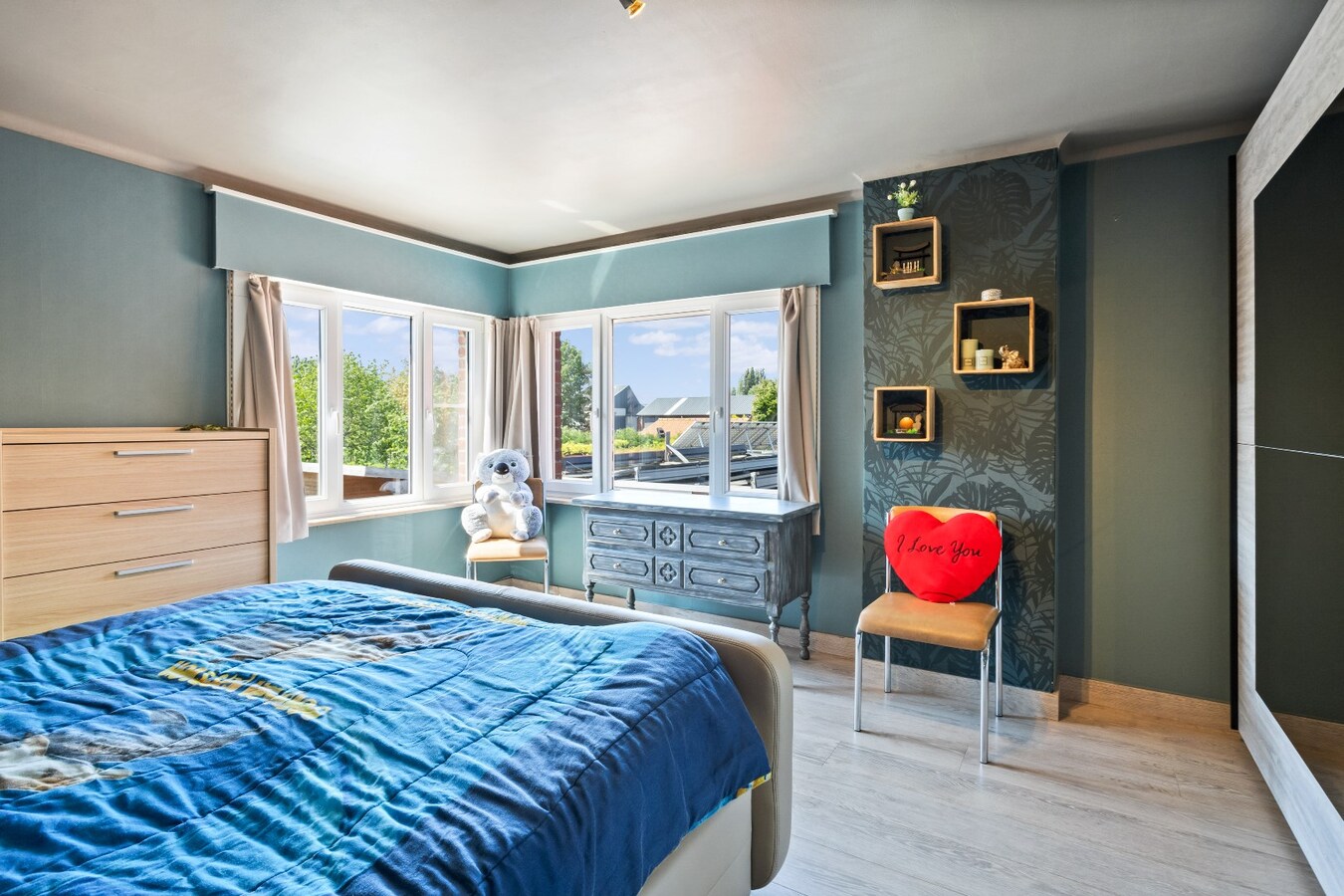 Centraal gelegen woning op uiterst ruim perceel van 1784 m² 