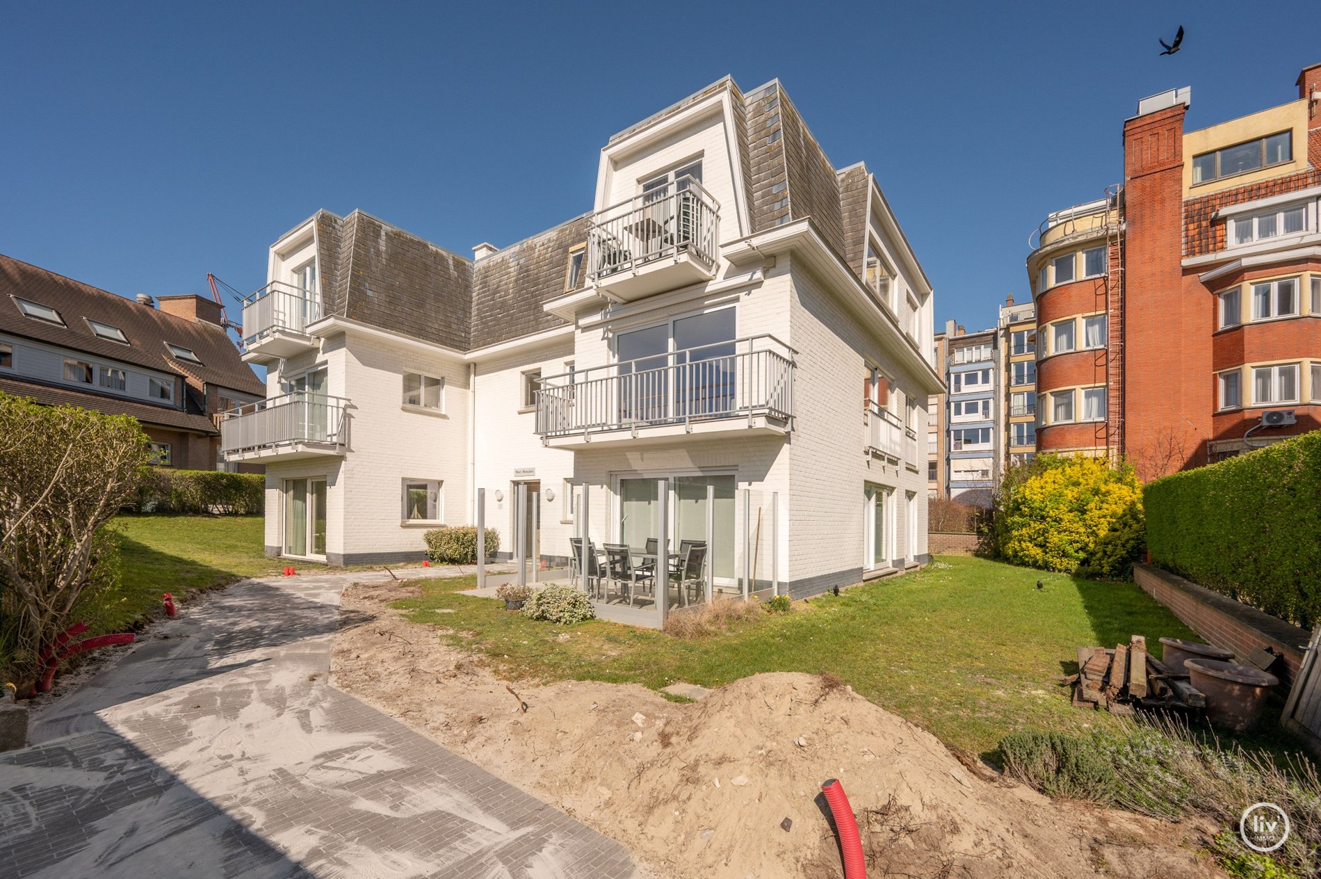 Appartement d'angle orienté au sud avec vue dégagée, situé dans une charmante résidence de villas à distance de marche de la digue de Duinbergen. 