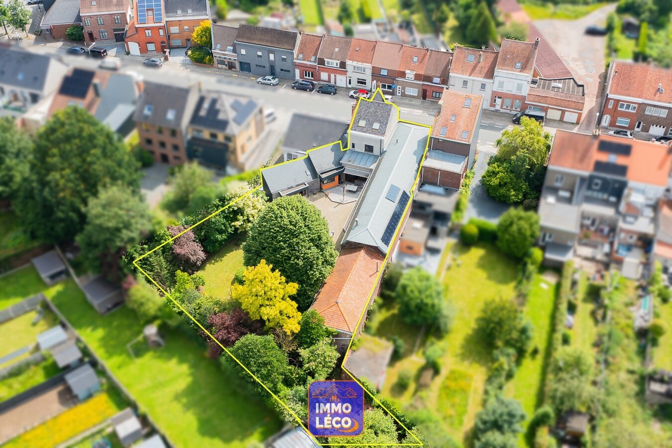 Grand espace professionnel avec maison de style en semi plain-pied, érigés sur 1800m² ! 