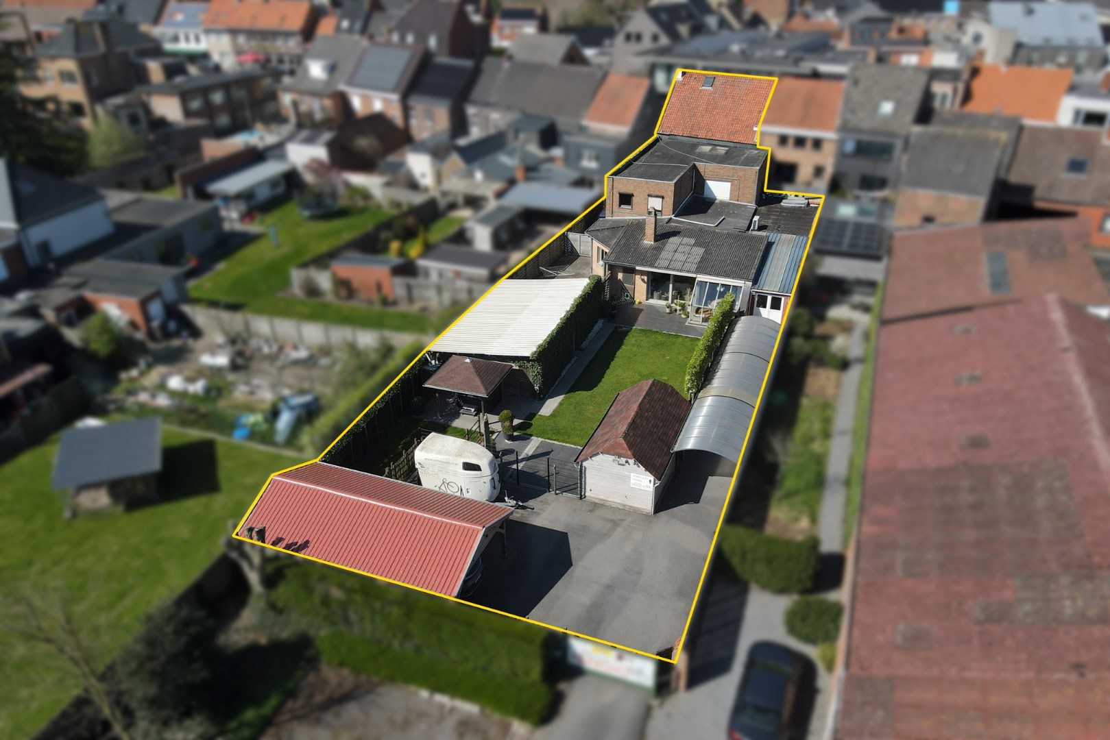 Ruime handelswoning in het centrum van Aartrijke 