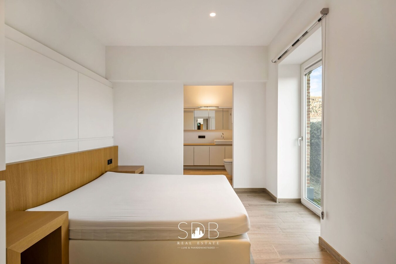 Prachtige villa in hoevestijl met bijgebouwen en graslanden op 89.070m² 