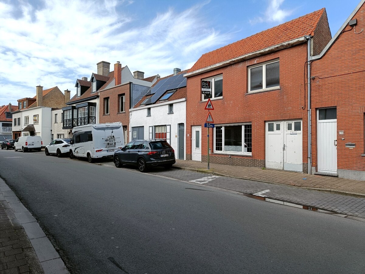 Te renoveren volumineuze gezinswoning met diepe garage in het hart van Knokke. 