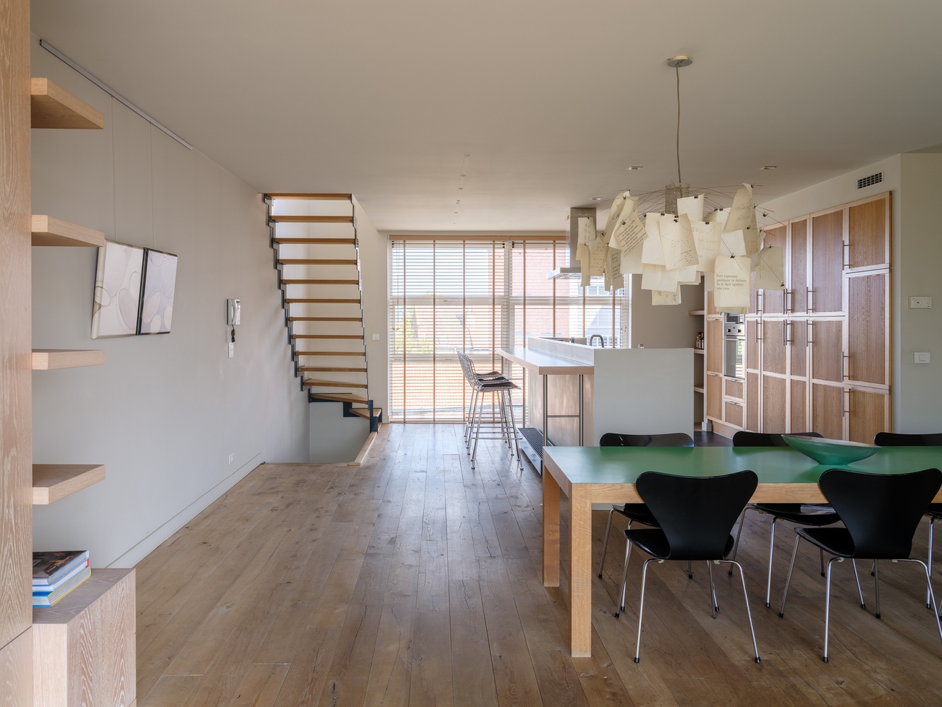 Exclusief wonen. Uitzonderlijk, luxueus en ruim (191m²) appartement met terras en fenomenaal zicht op water. 