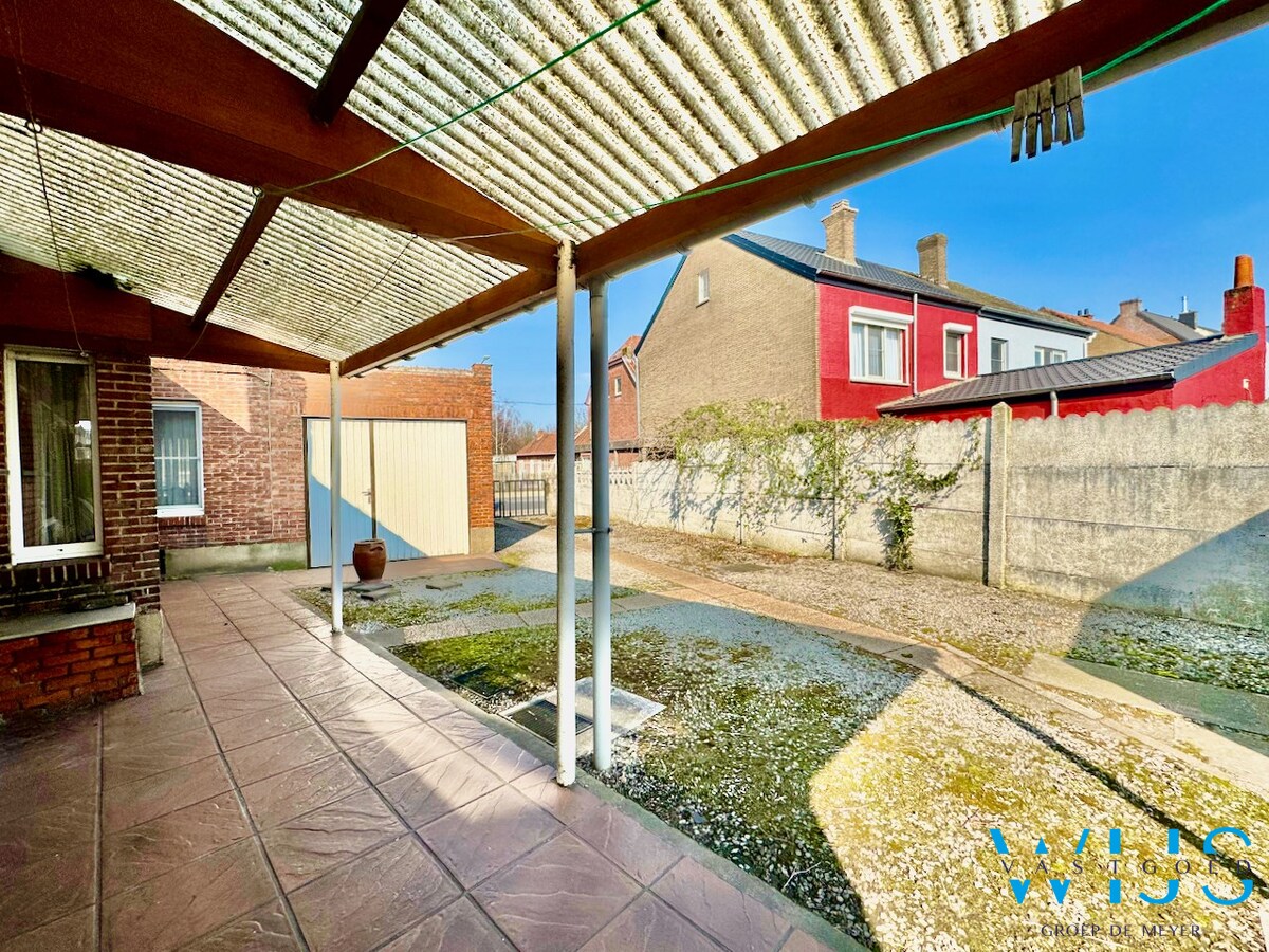 Op te frissen woning met tuin &amp; 2 garages te Rieme ! 