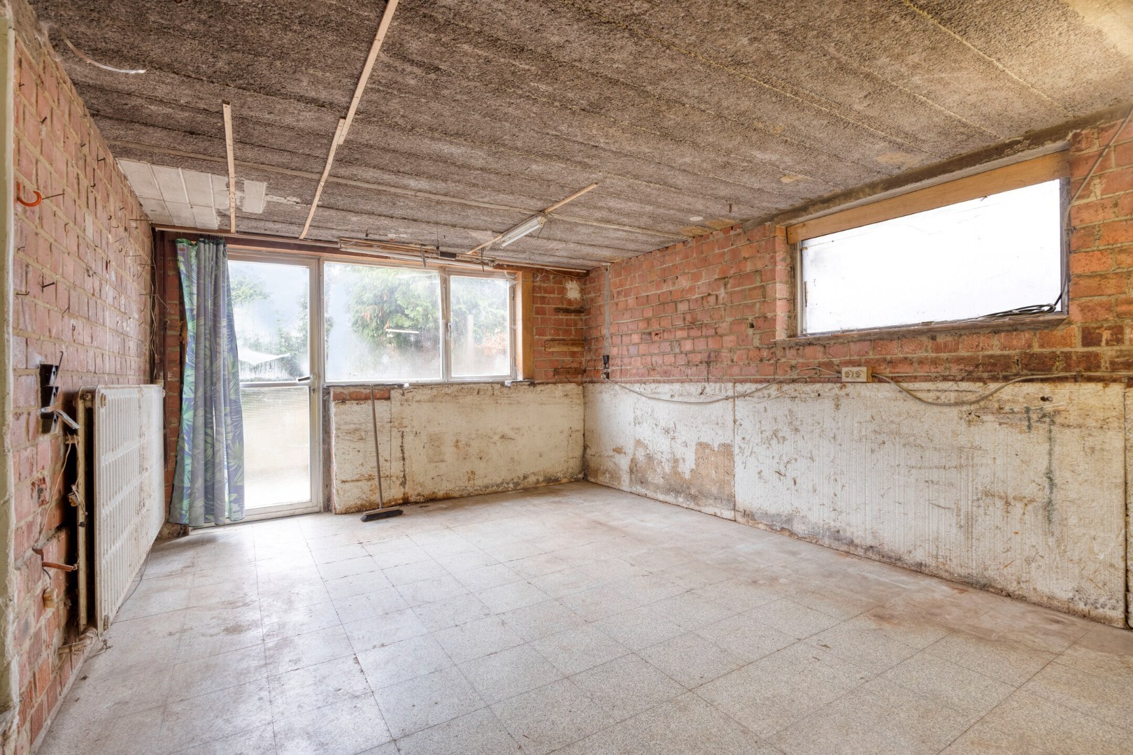 Open bebouwing met 3 slaapkamers, ruime garage op een perceel van 9a 62ca– EPC 596 kWh/m² - bewoonbare opp. 218 m² 