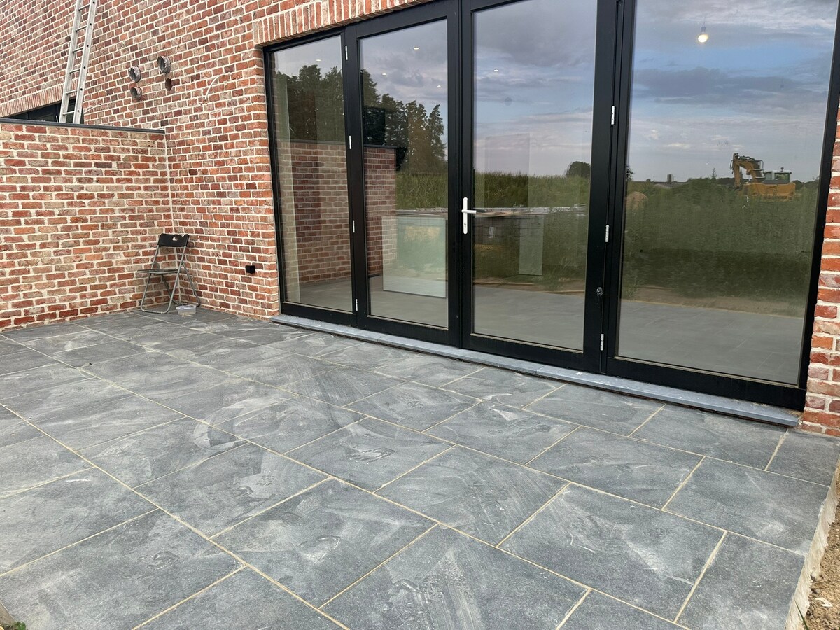 Nieuw gelijkvloers appartement met terras en tuintje 