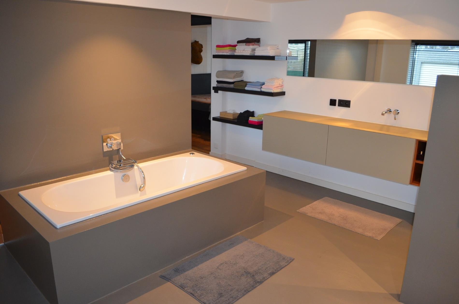 Magazijn (+/- 650m²), nieuwbouw duplex loft en bureau op 921m² goed gelegen te Maldegem 