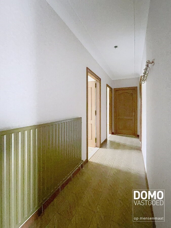 RUIME GELIJKVLOERSE WONING OPEN BEBOUWING GELEGEN OP EEN PERCEEL VAN 12a77ca TE KERMT 