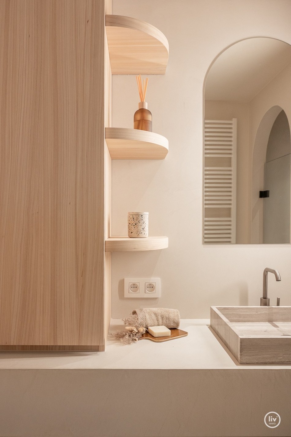 Luxueus gerenoveerd appartement met frontaal zeezicht gelegen tussen het Albertplein en de wandeldijk. 