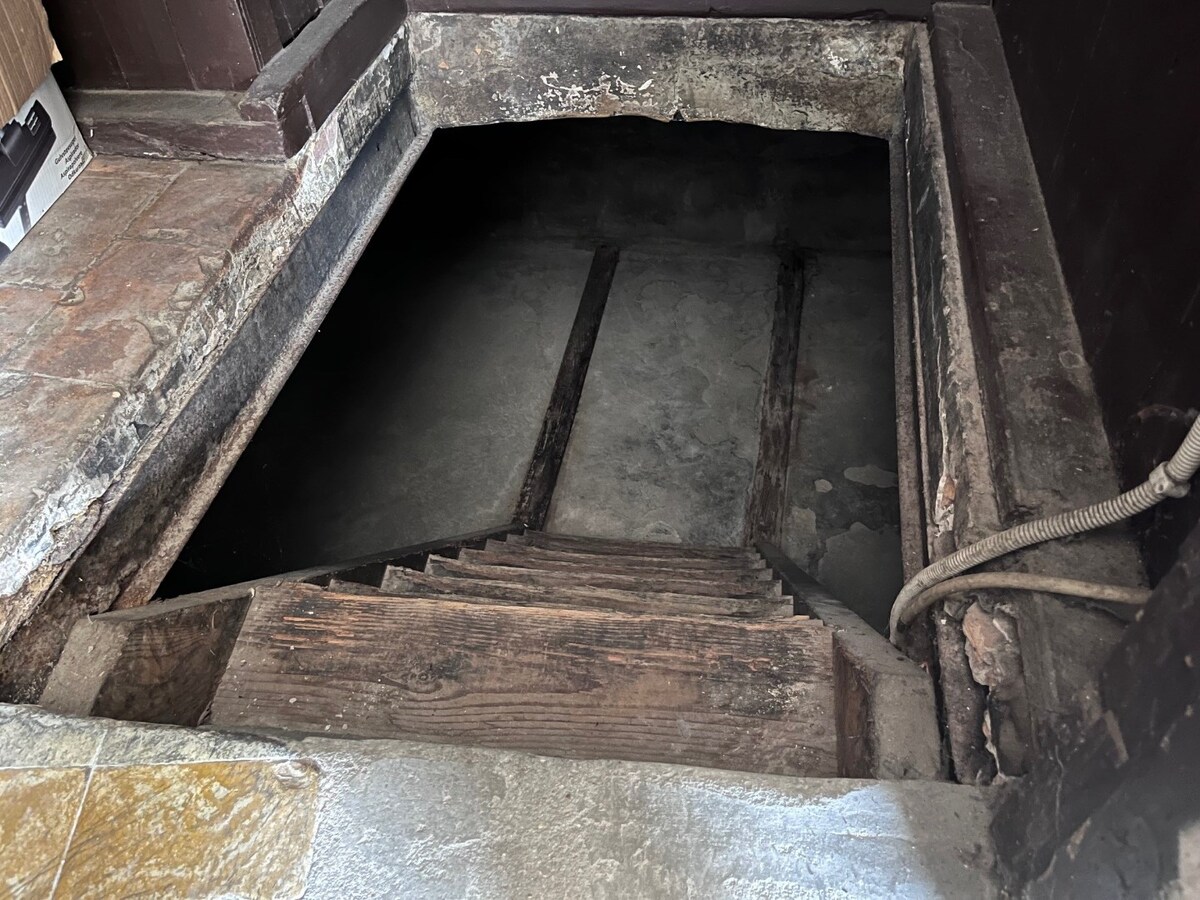 Hoekpand voor gemengd gebruik, vroeger gekend als café "De Vierweg" 