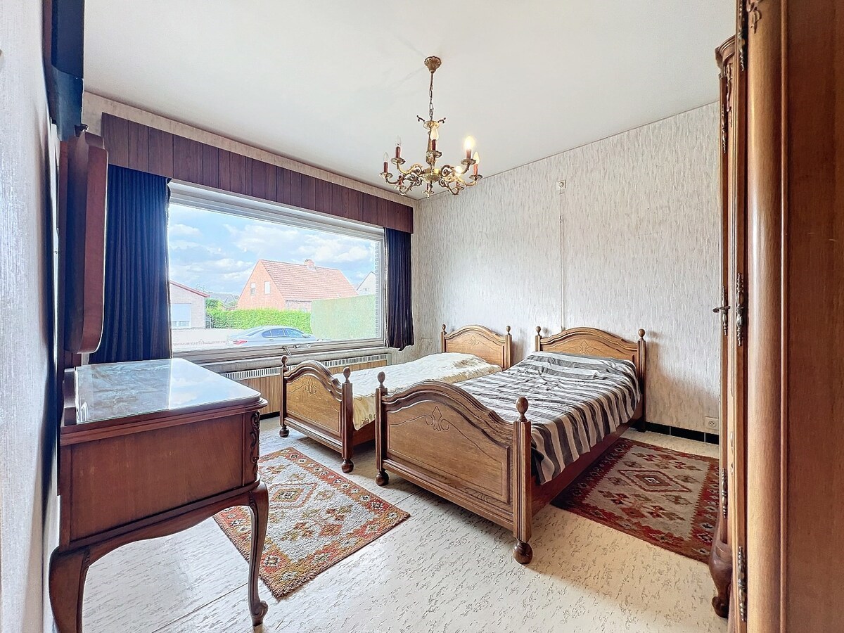 Charmante laagbouwwoning in rustige woonwijk te Hillegem 