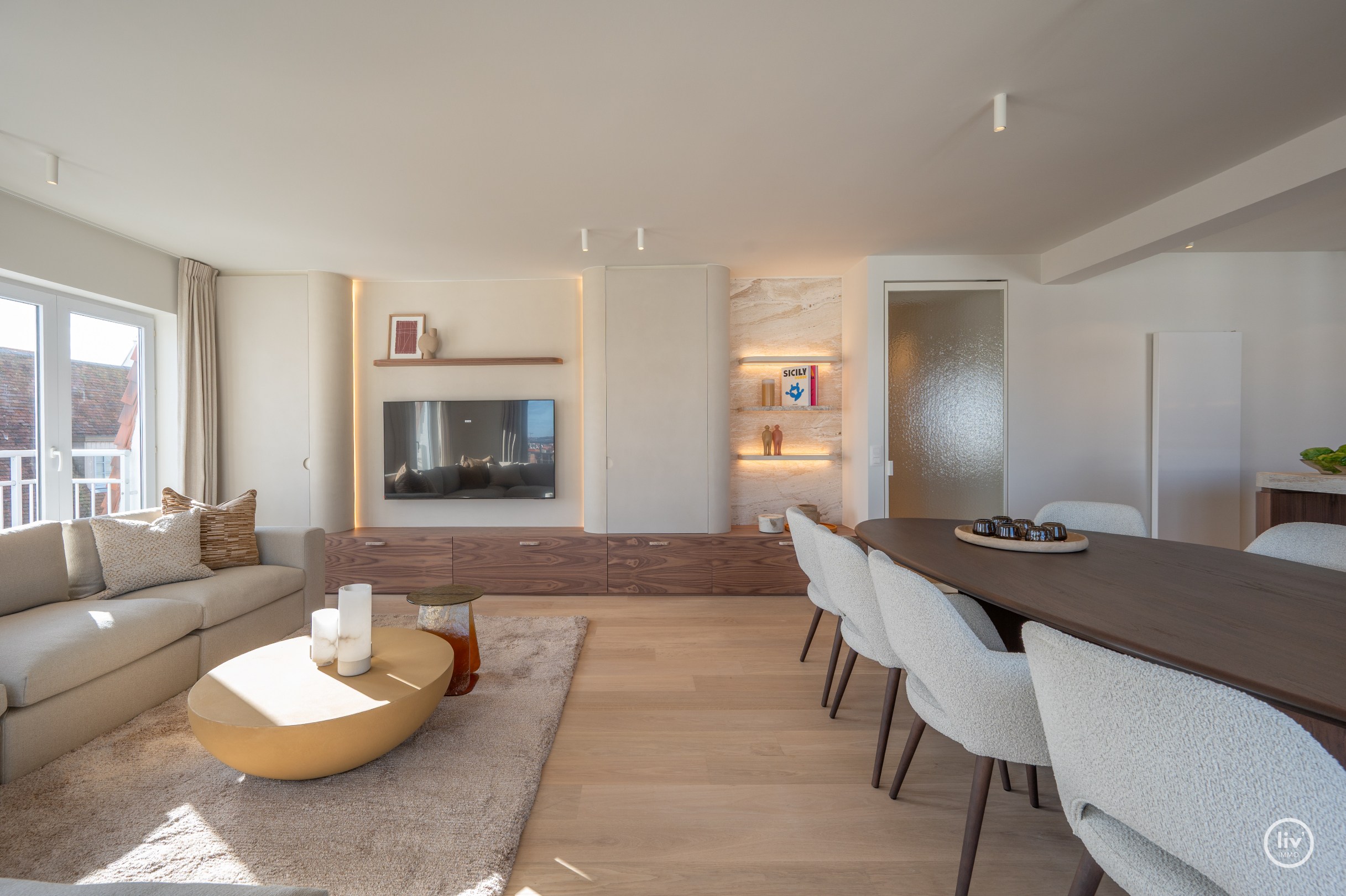 Zeer luxueus gerenoveerd 4 slaapkamer hoekappartement ideaal gelegen te Duinbergen genietend van zeezicht. 