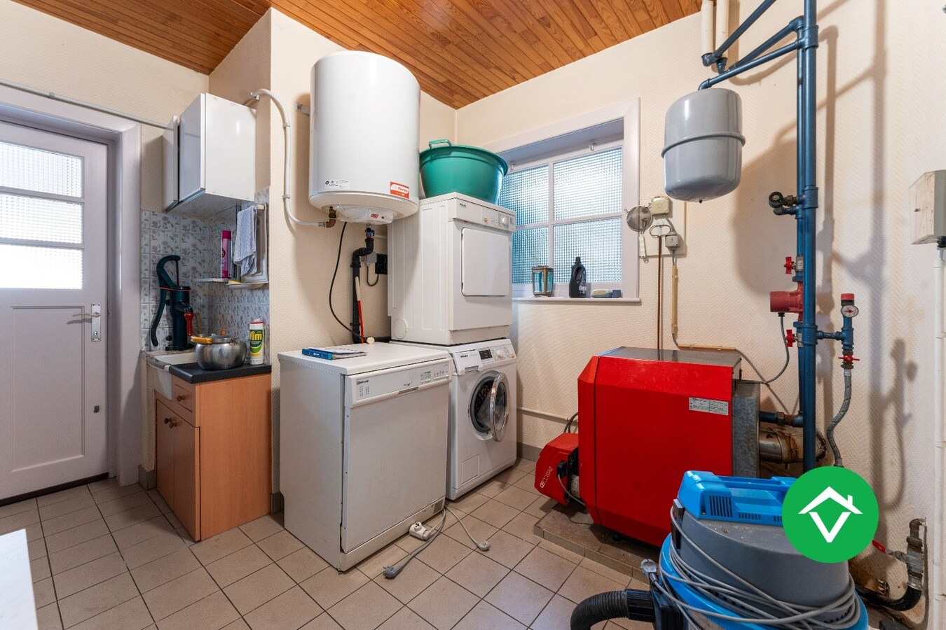 Ruime gezinswoning met vier slaapkamers en werkruimte te Kortemark 