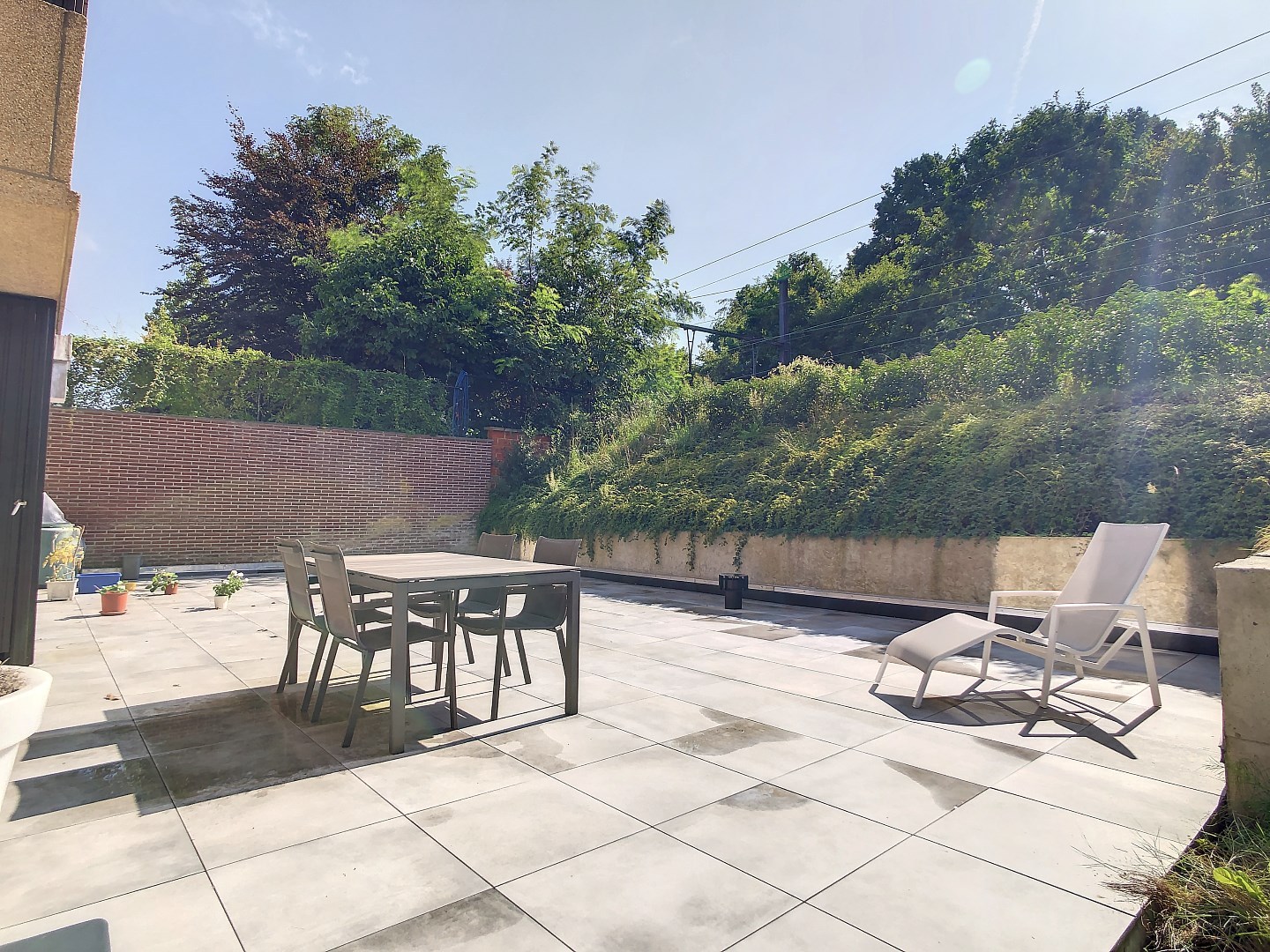 Goed gelegen gerenoveerd appartement met twee ruime slaapkamers, terras (25 m²) en garagebox - bewoonbare oppervlakte 73 m² 