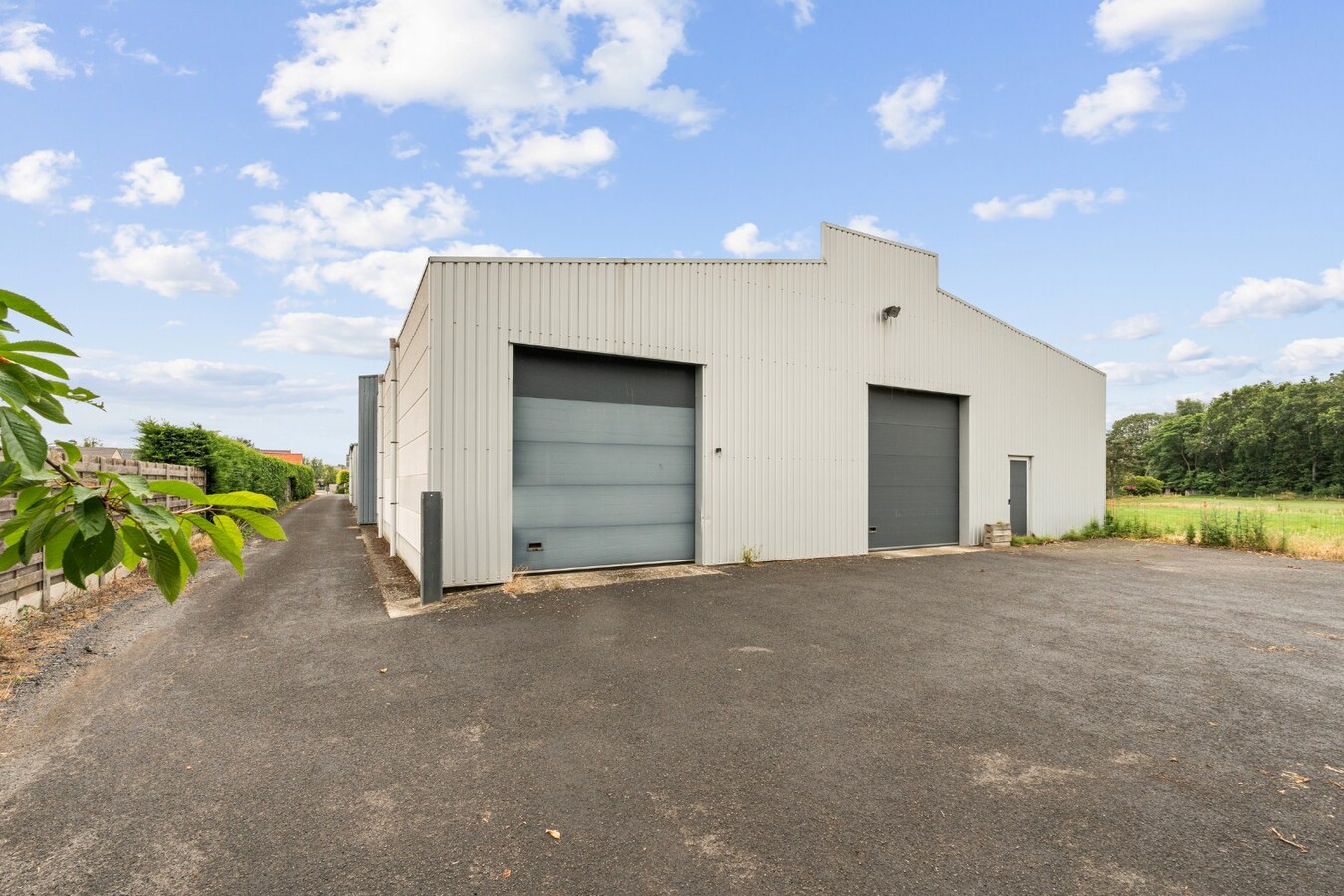 Veelzijdige bedrijfssite (4.082 m²) met 850 m² magazijn 
