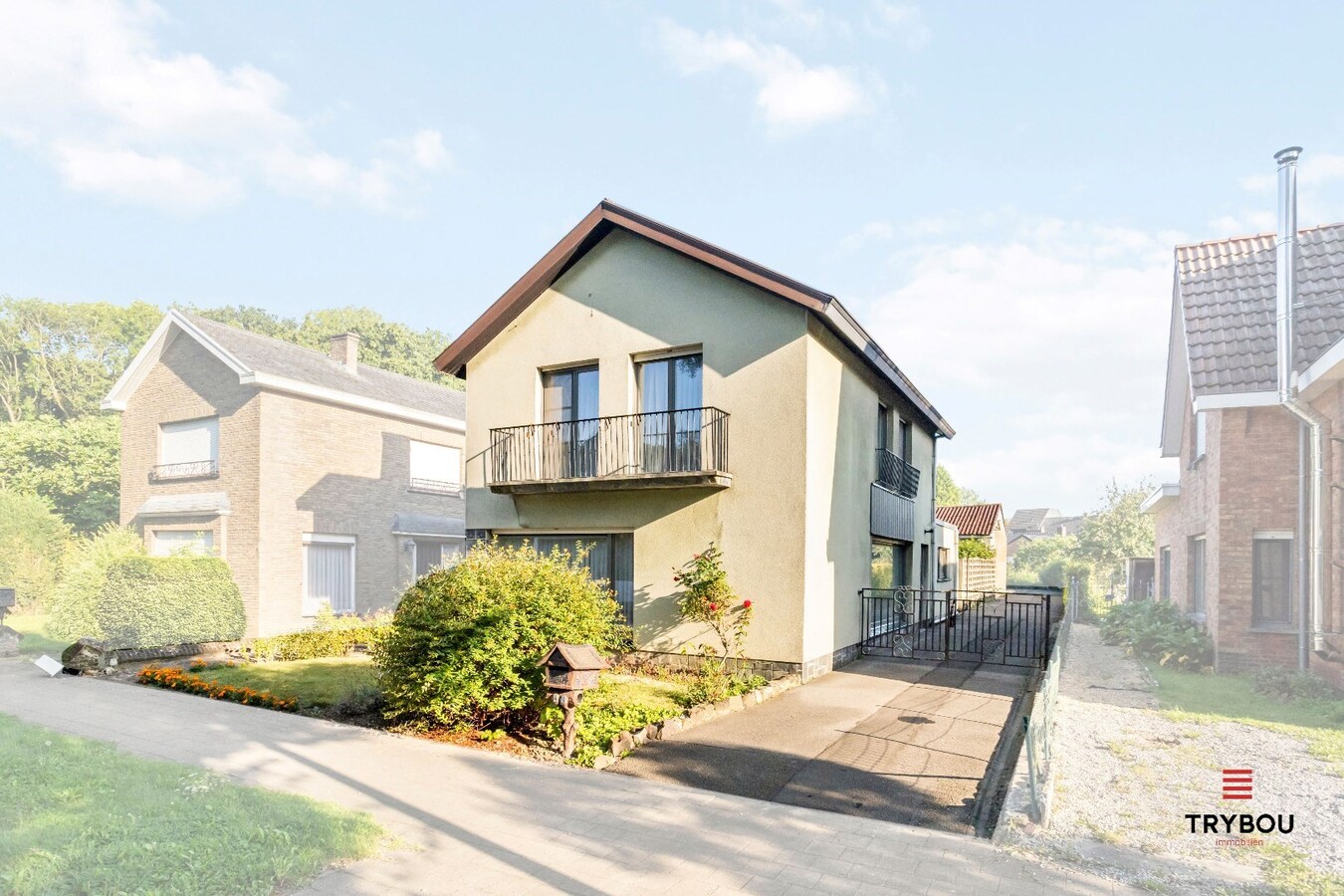 Centraal gelegen, halfopen woning met loods op perceel van 625m² 