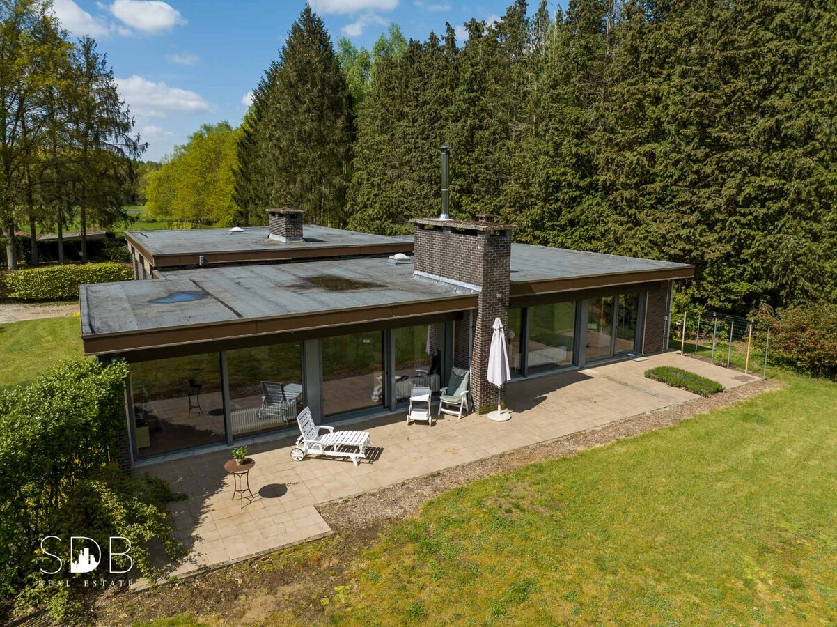 Vrijstaande gezinswoning in bungalowstijl met grasland op circa 1ha. 