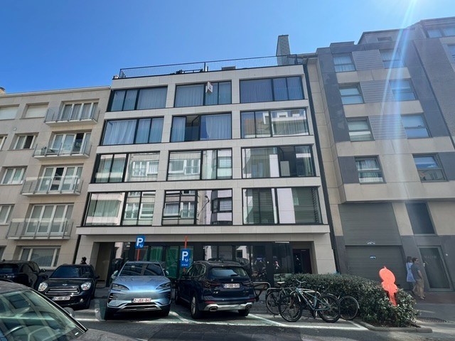 Prachtig gerenoveerd 2 slaapkamerappartement op een topligging in een zijstraat van de Kustlaan te Knokke. 