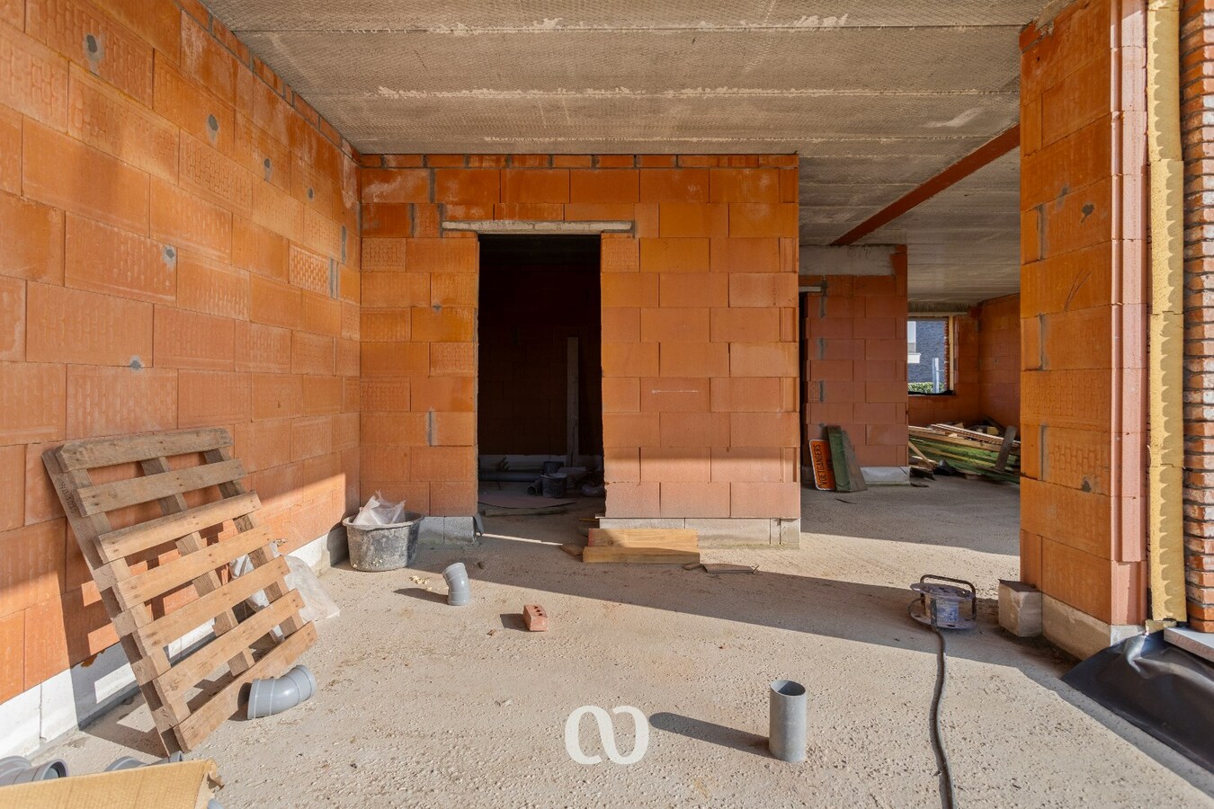 Zeer ruime ruwbouw woning op uitstekende locatie 