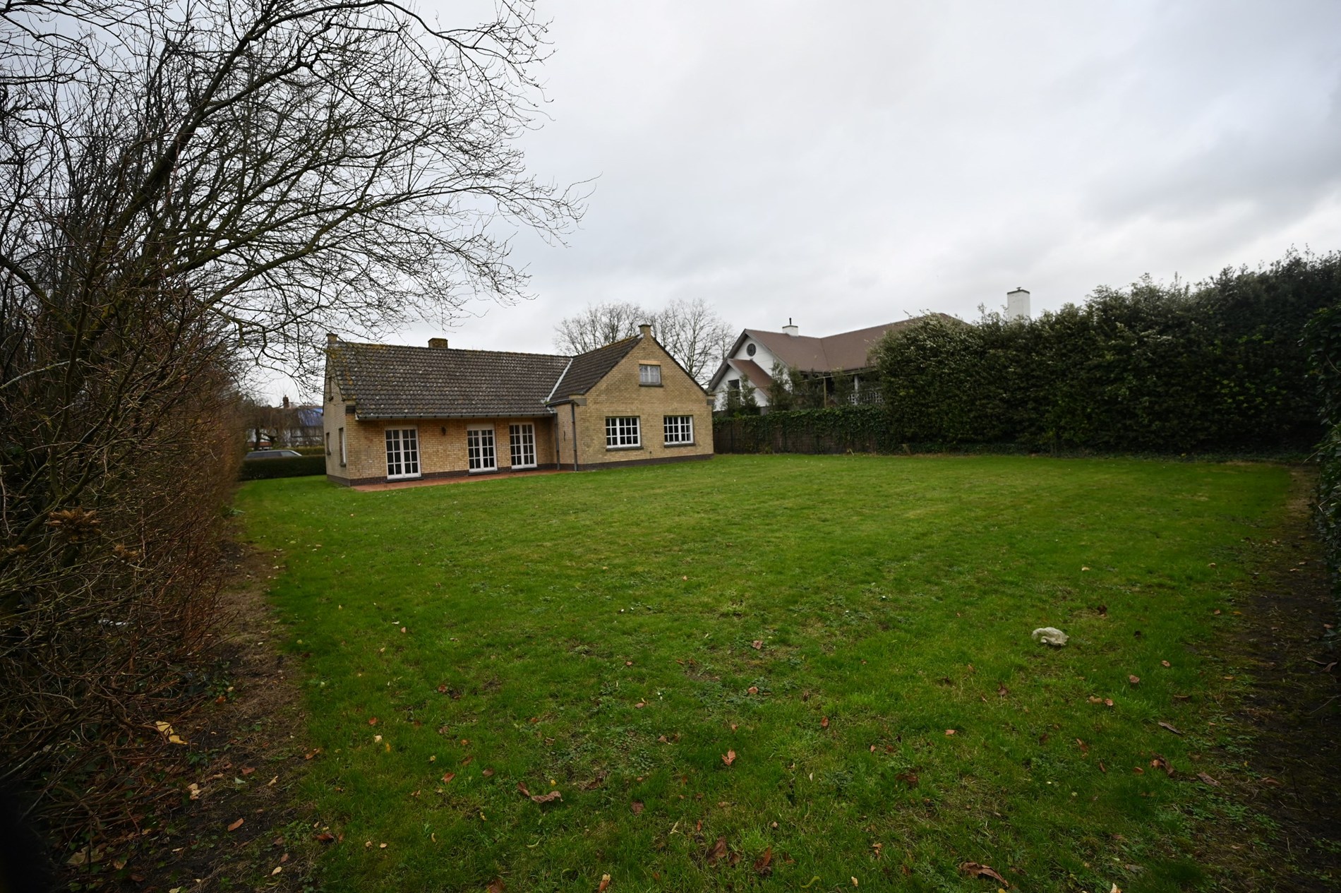 Villa paisiblement située sur un magnifique terrain de 937 m² dans un quartier résidentiel proche des routes d'accès et à quelques minutes en voiture du centre de Knokke et du Zoute. 