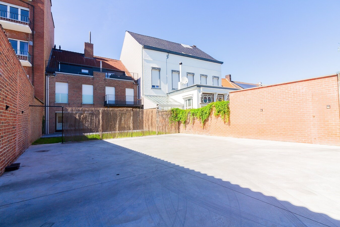 Appartement rez-de-chaussée très lumineux &amp; 2 chambres, en plein centre-ville ! 