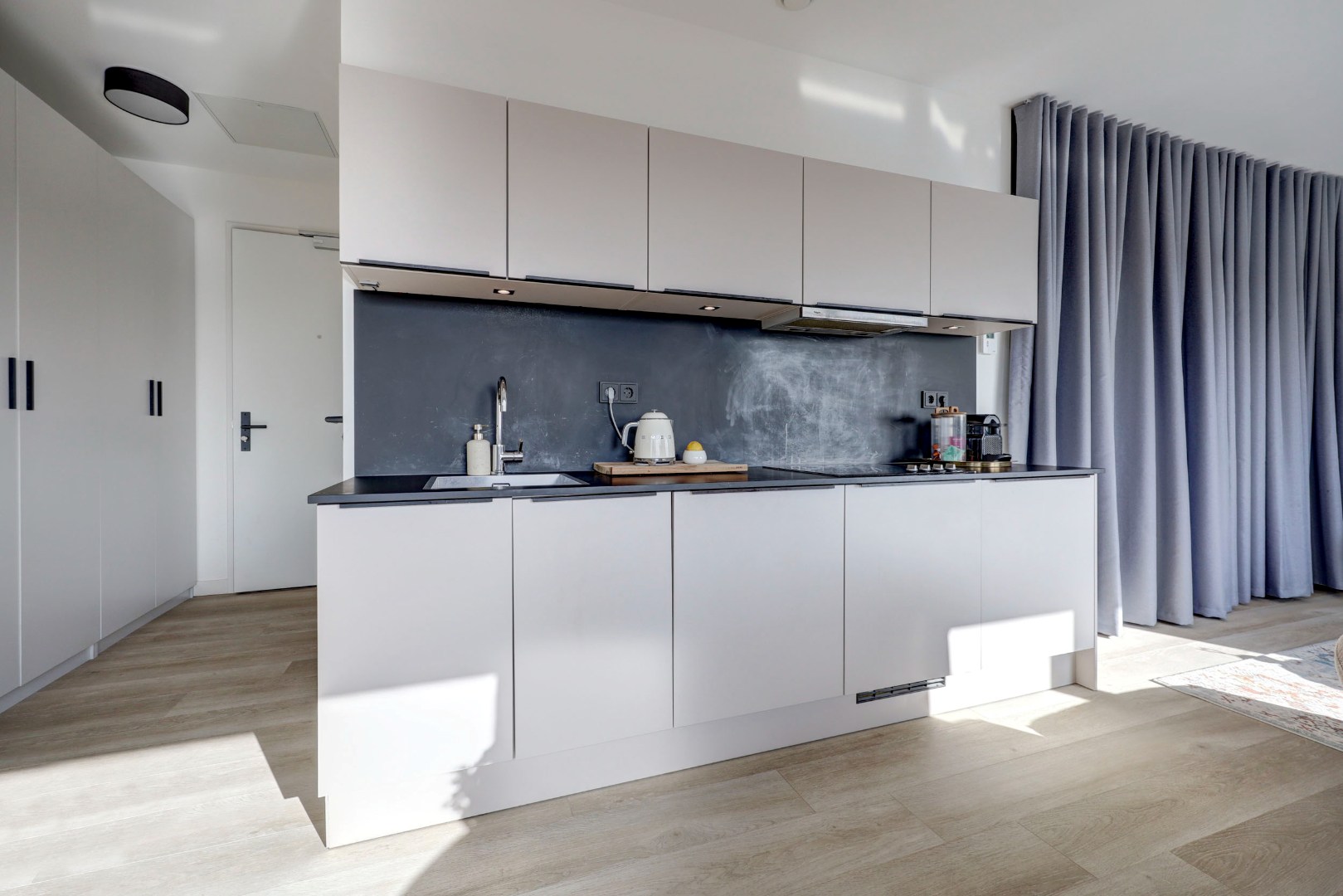 Energiezuinig en instapklare studio met energielabel A, moderne keuken en badkamer en uitzicht op de skyline van Rotterdam. 