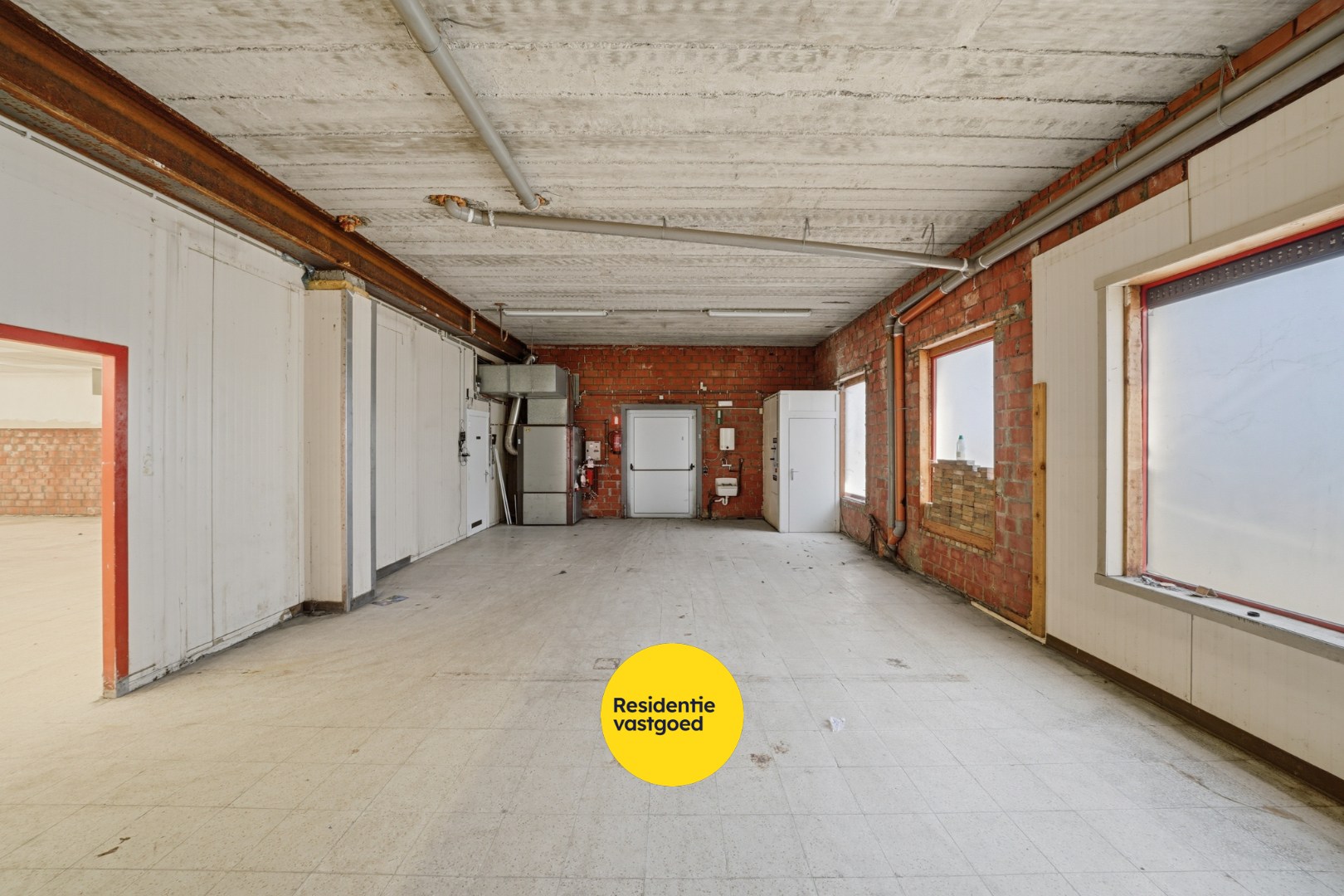 Te koop: Ruim handelspand met uitstekende visibiliteit in het centrum van Torhout 