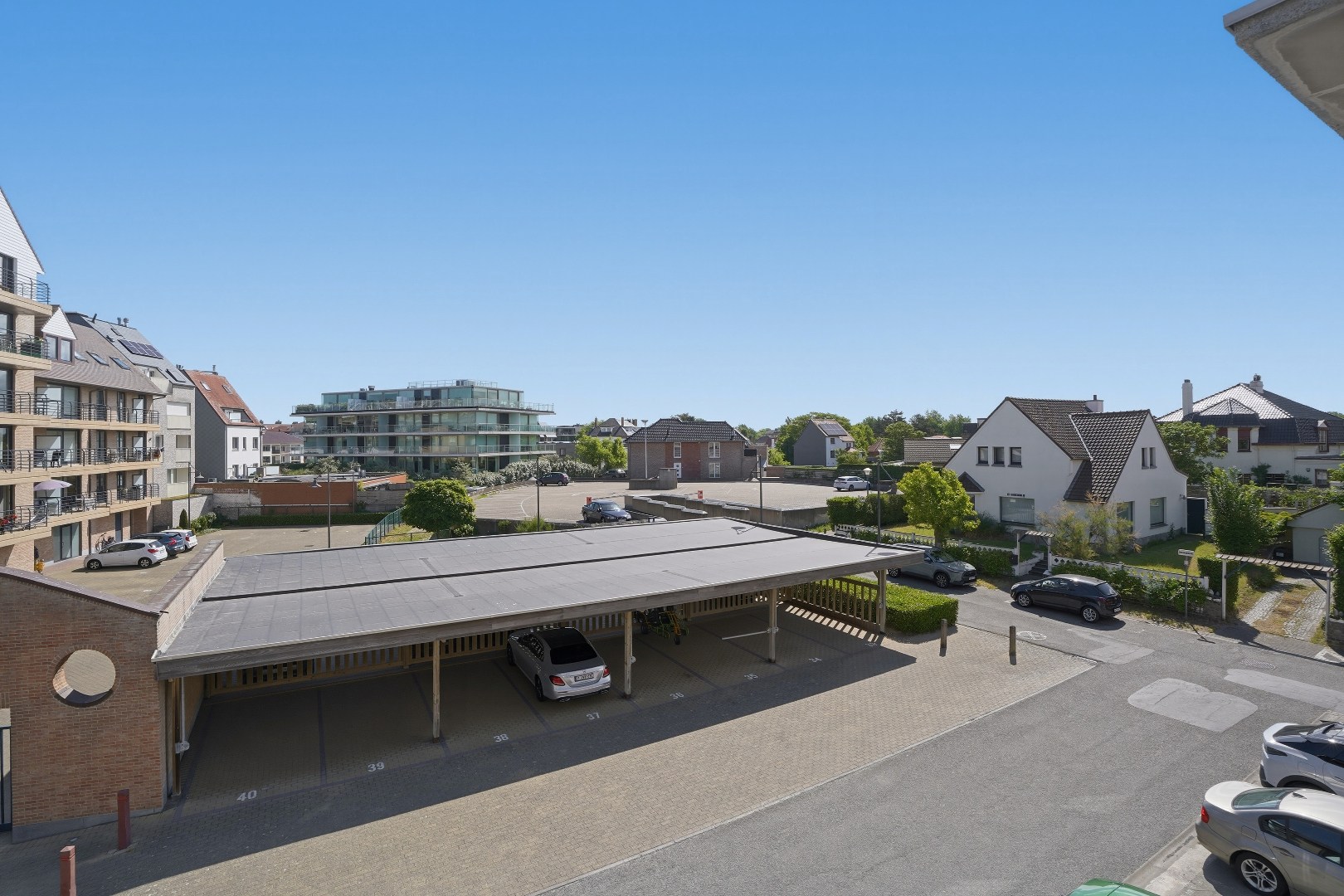 Op te frissen 2-slaapkamerappartement (73m²) te Koksijde Sint-Idesbald. 