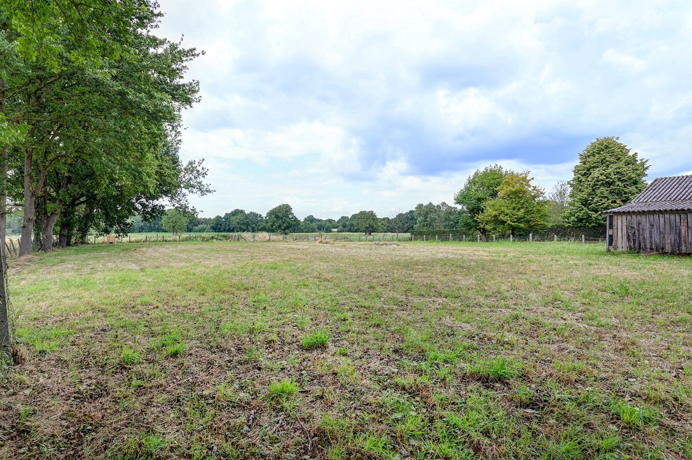 Ruime woning met werkplaats op een perceel van circa 30 are 