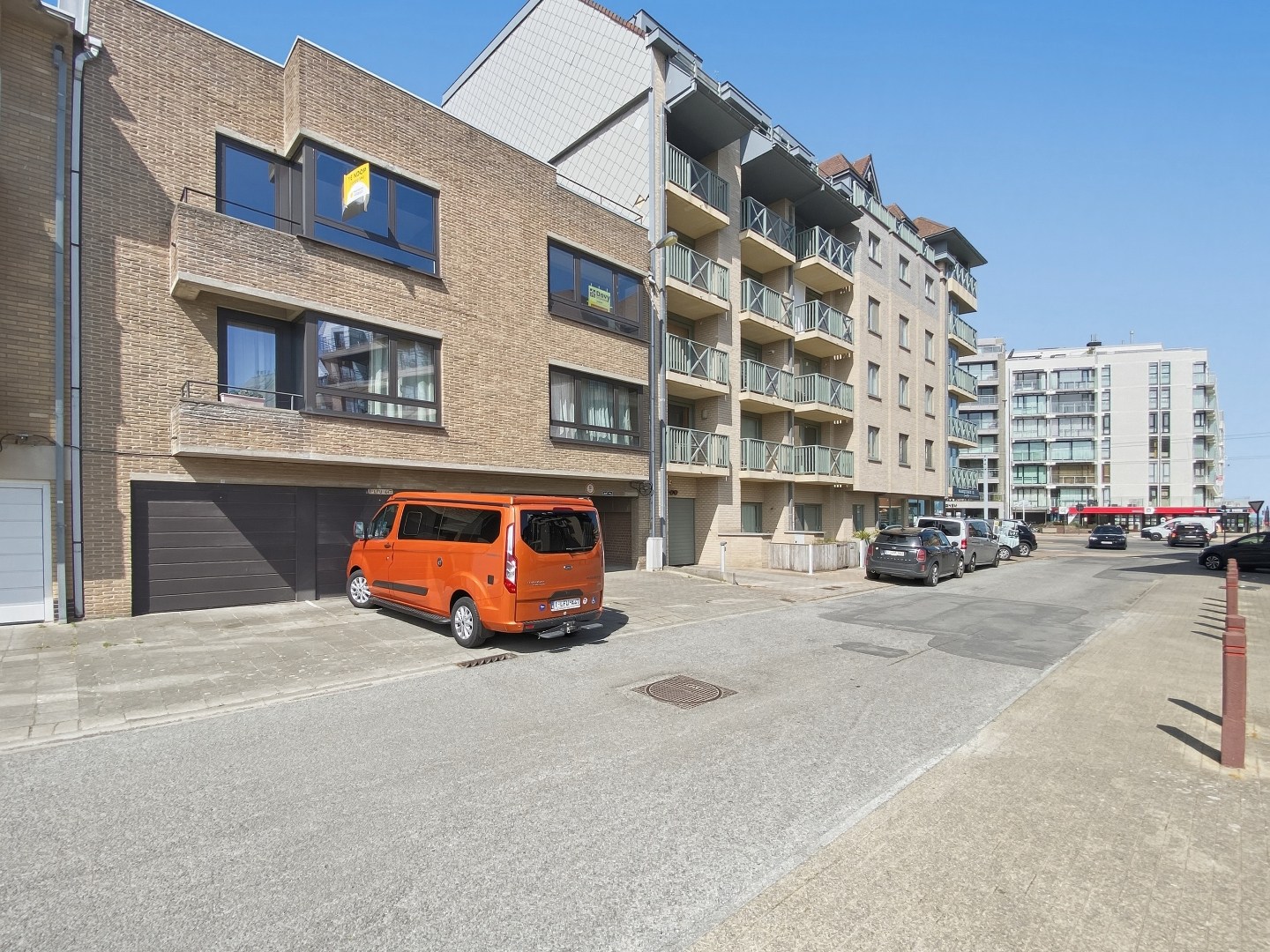 Op te frissen 2-slaapkamerappartement (73m²) te Koksijde Sint-Idesbald. 