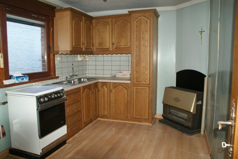 Centraal gelegen rijwoning stapvoets van het station te Roeselare 