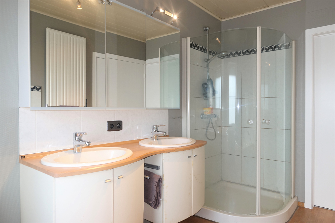 Half-open woning met grote tuin te Aartrijke 