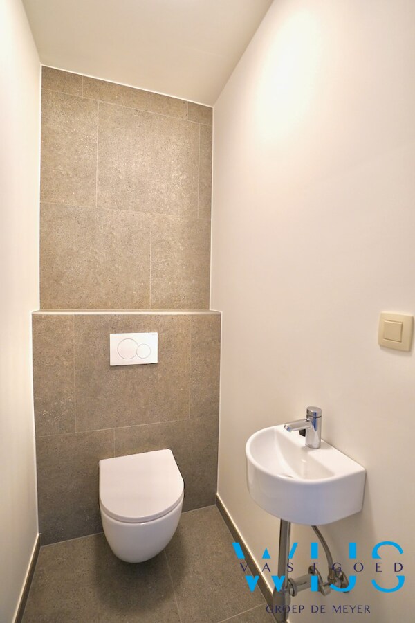 Drieslaapkamer appartement met garage in hartje Ertvelde ! 