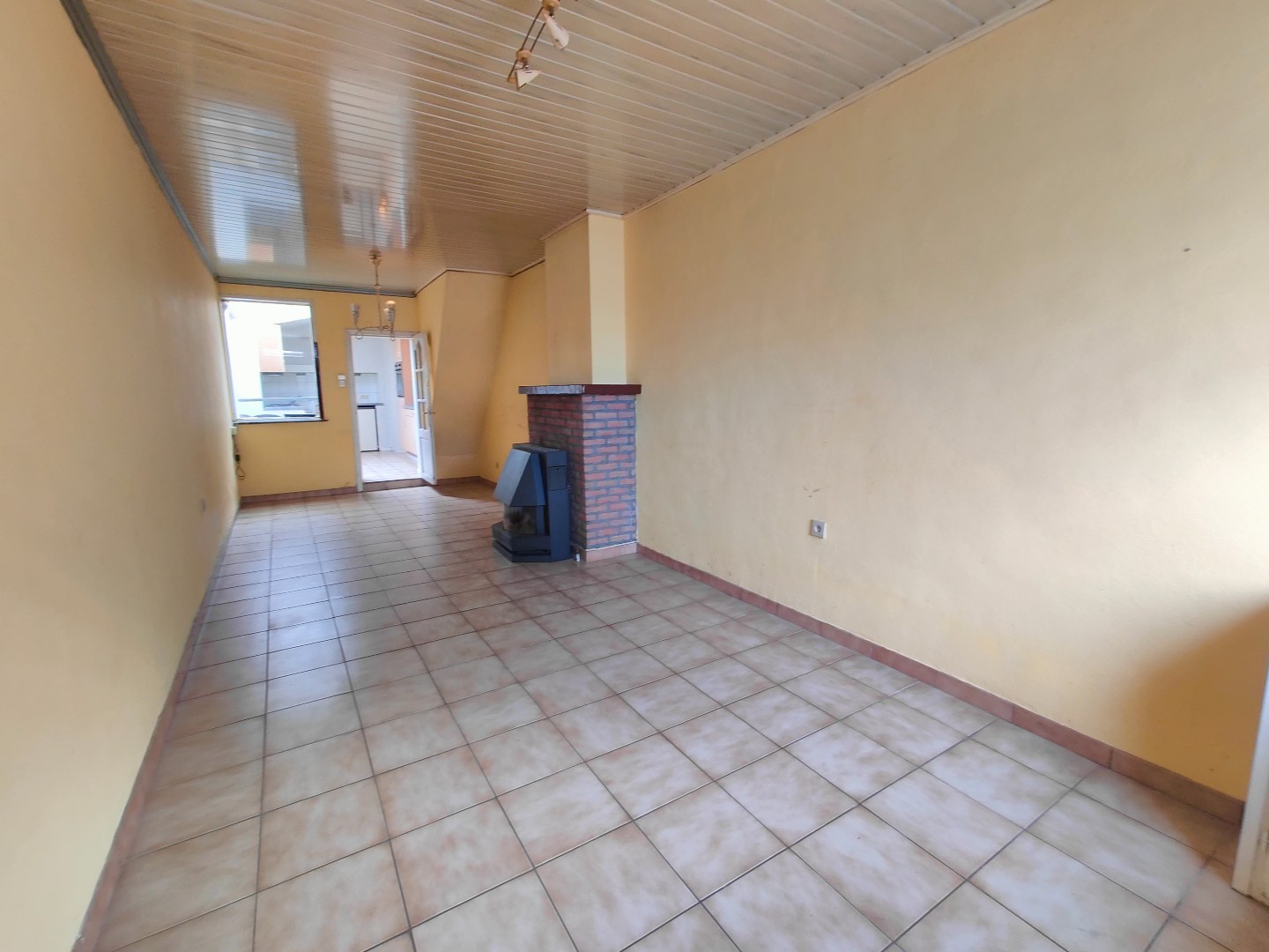 Op te frissen woning met tuin en berging op centrale ligging 