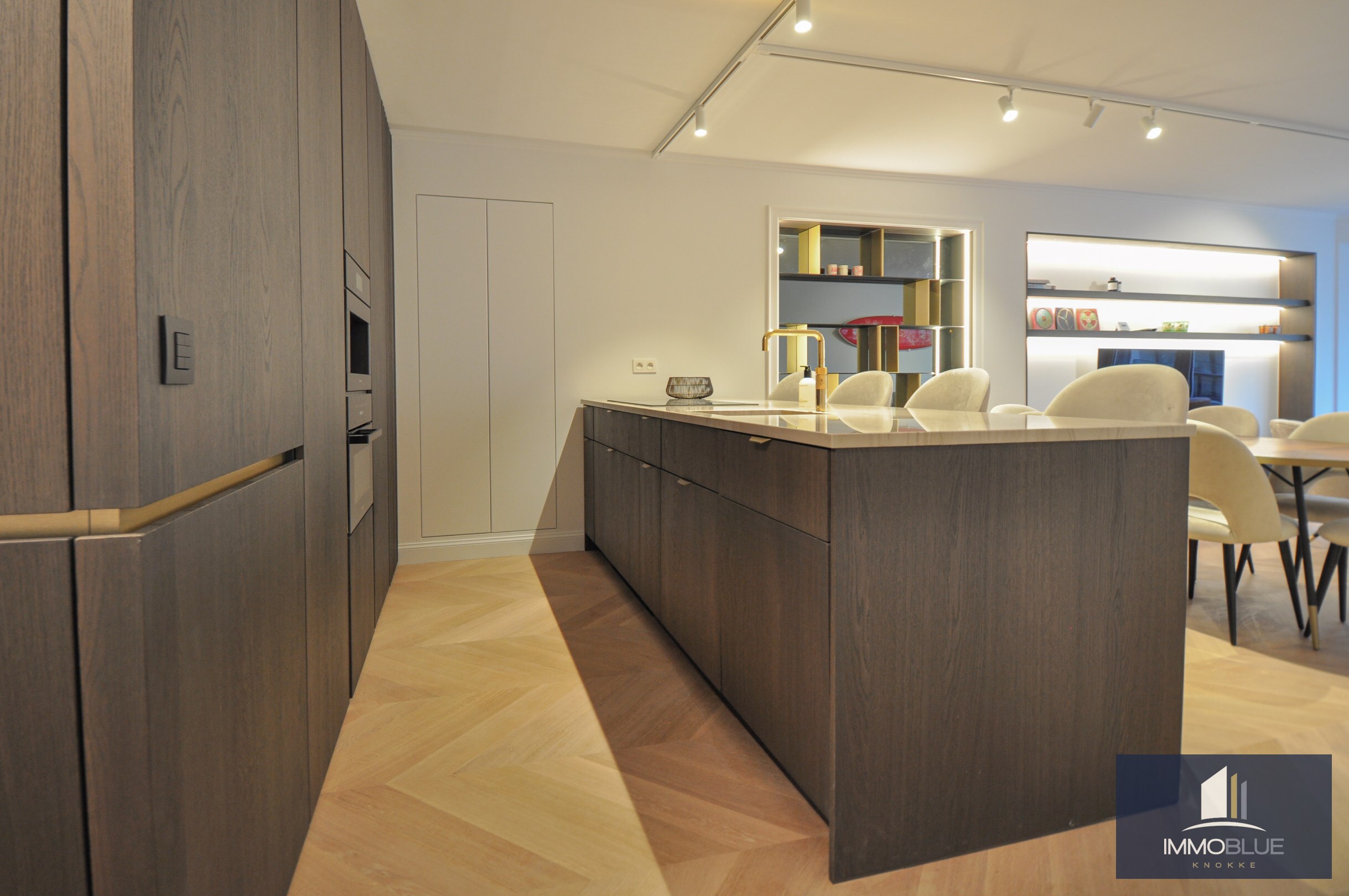 Hoogwaardig volledig gerenoveerd appartement met zijdelings zeezicht en zicht op de Kustlaan. 