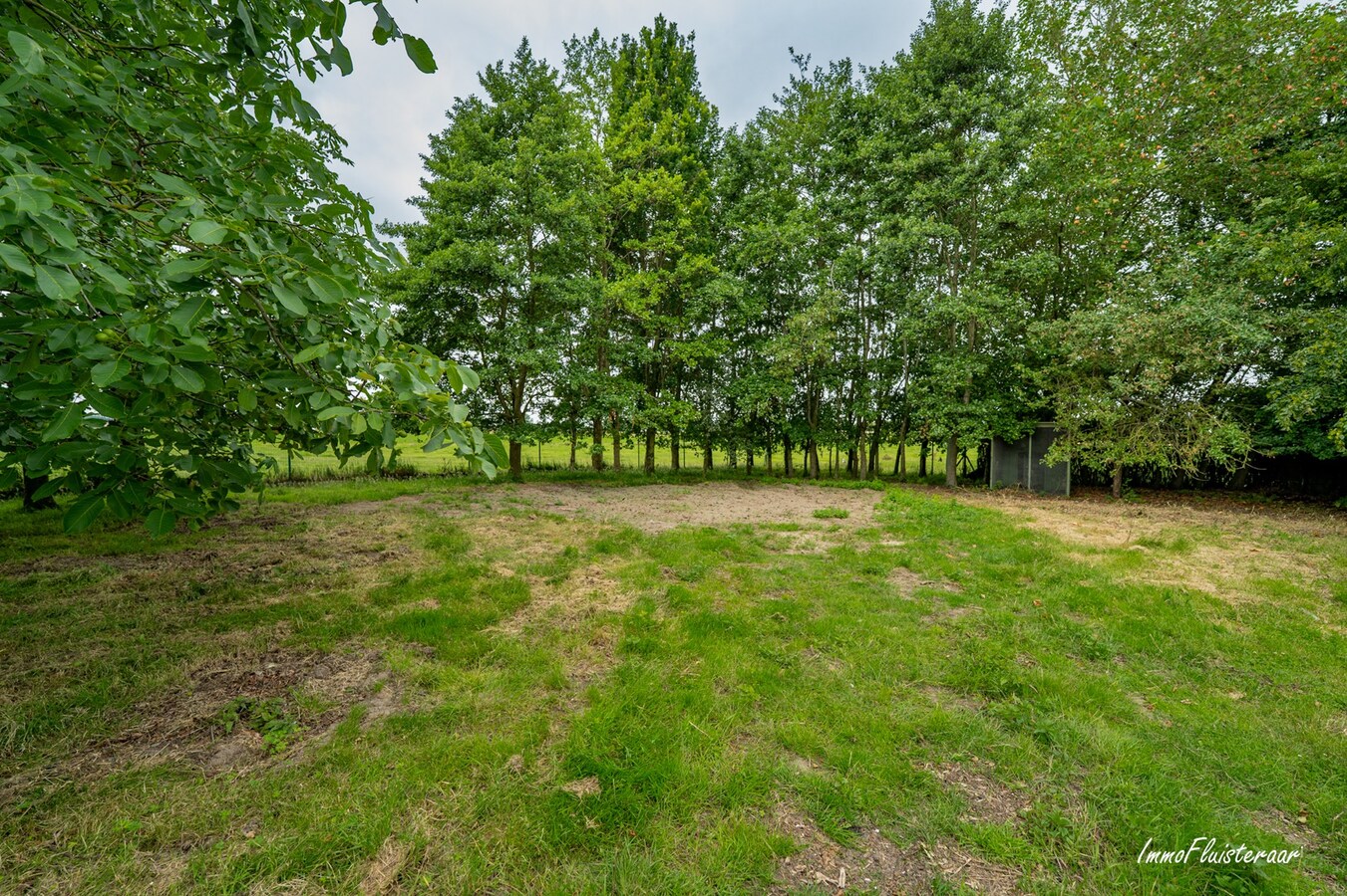 Hoogwaardige ruwbouwvilla met bijgebouw en weide 